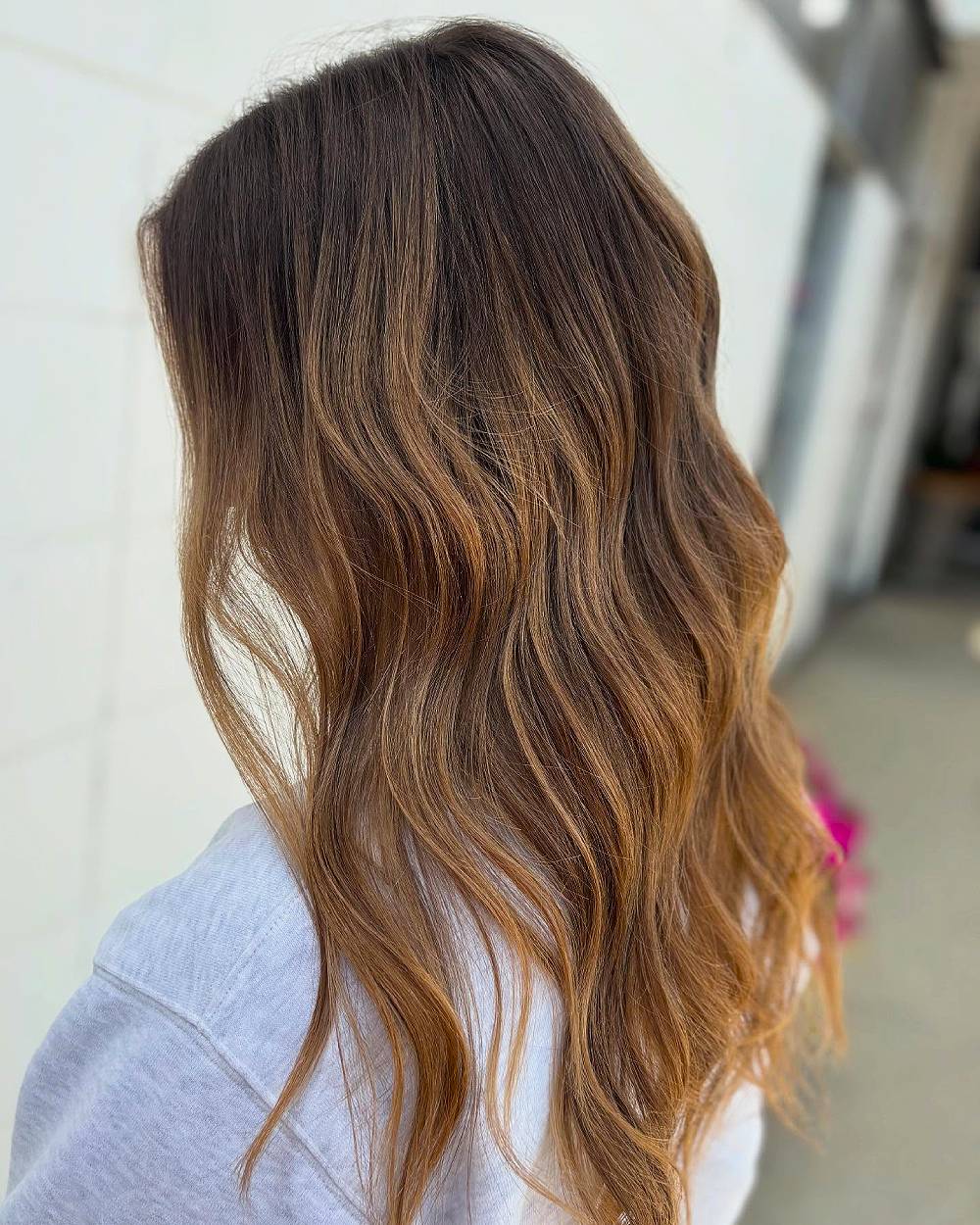 Ondas castañas claras despeinadas sin esfuerzo