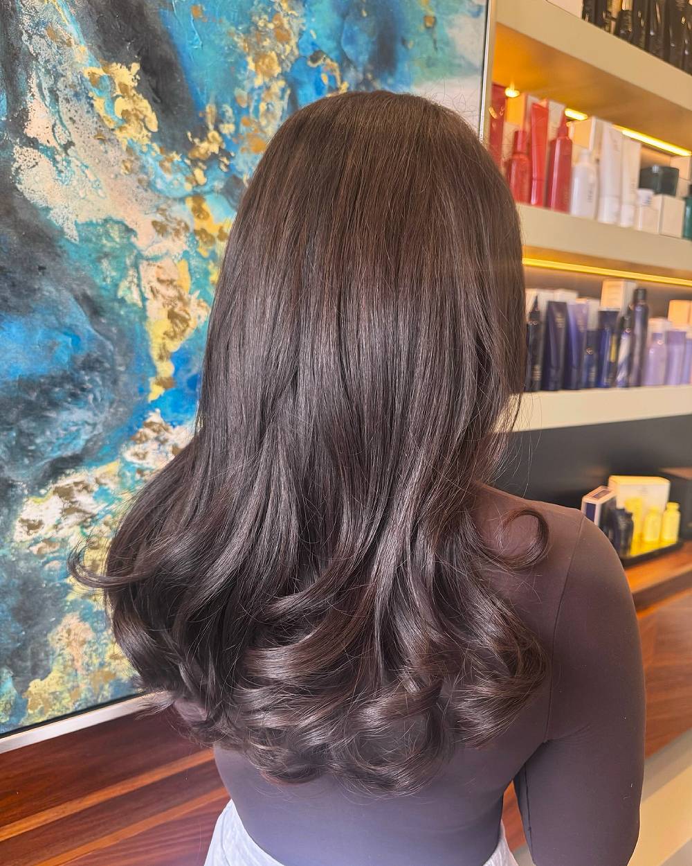 Ondas castañas brillantes con capas suaves