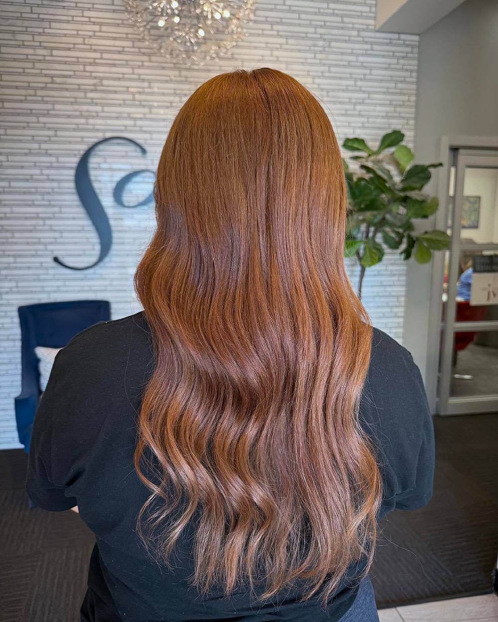 Preciosas ondas castañas claras con sutil dimensión