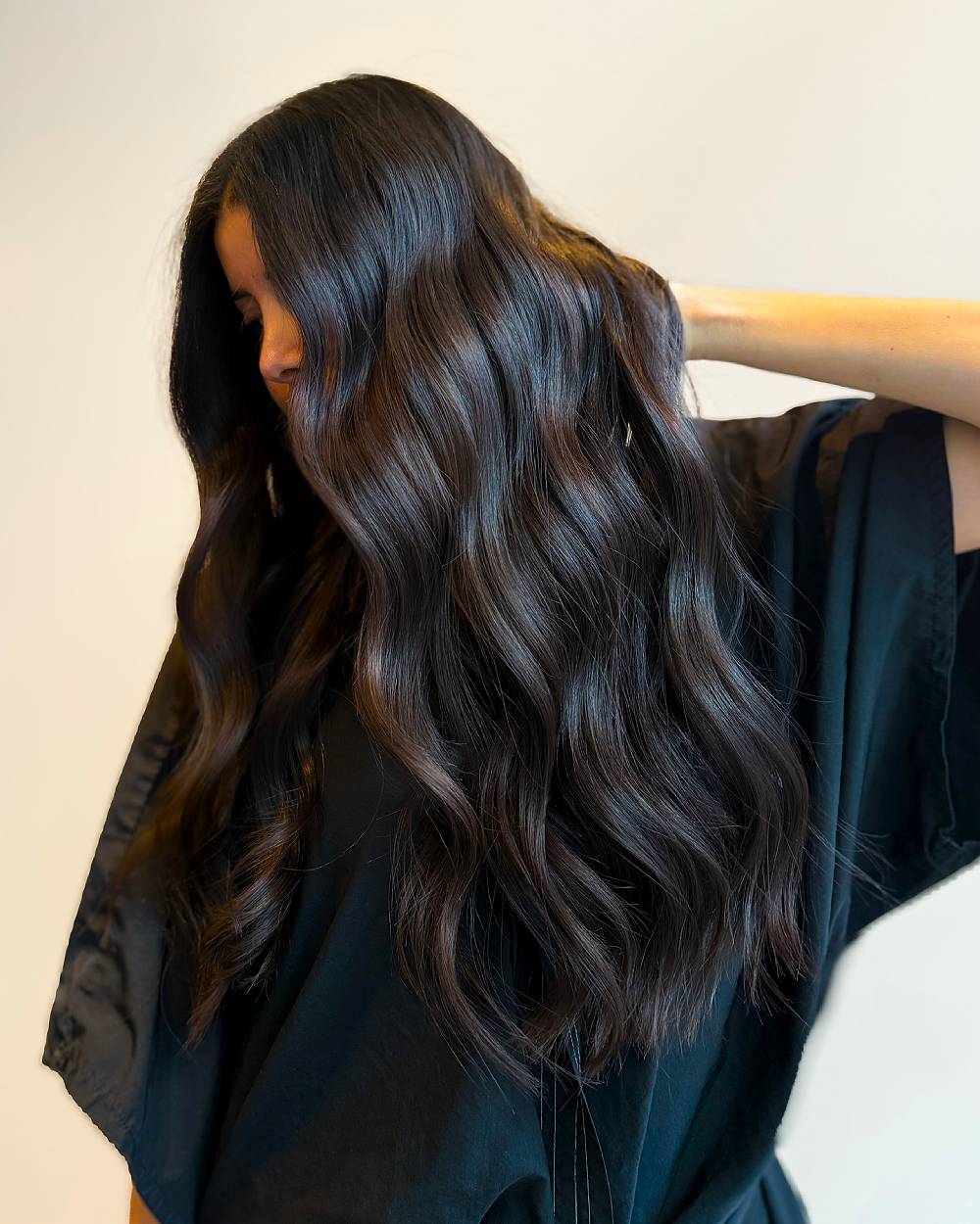 Preciosas ondas largas castañas con textura sutil