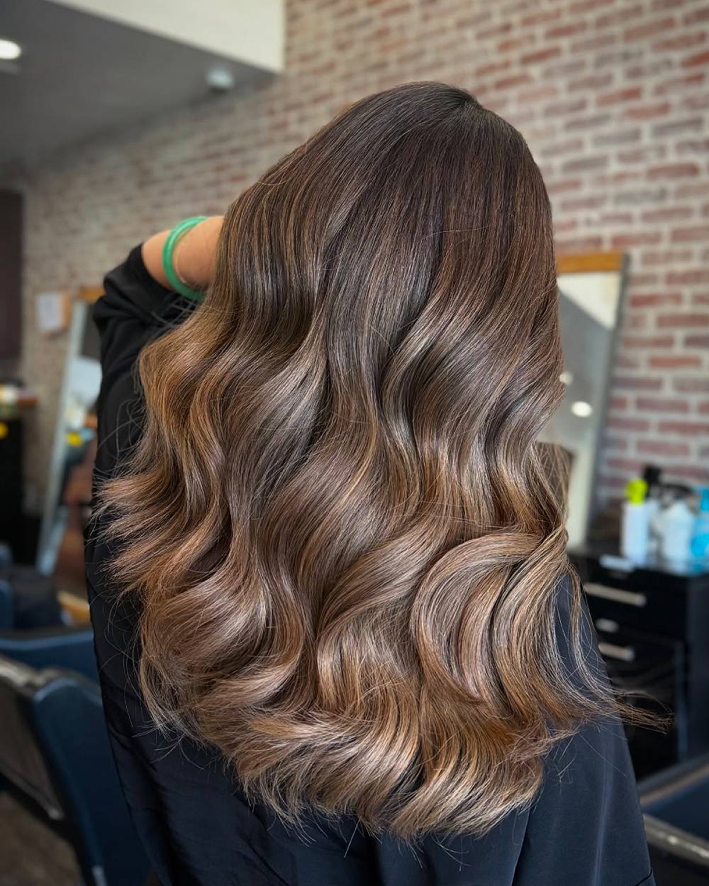 Magníficas ondas castañas color latte multidimensionales