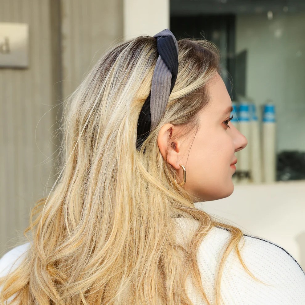 Layered Blonde Waves with Subtle Highlights and Fabric Hairband