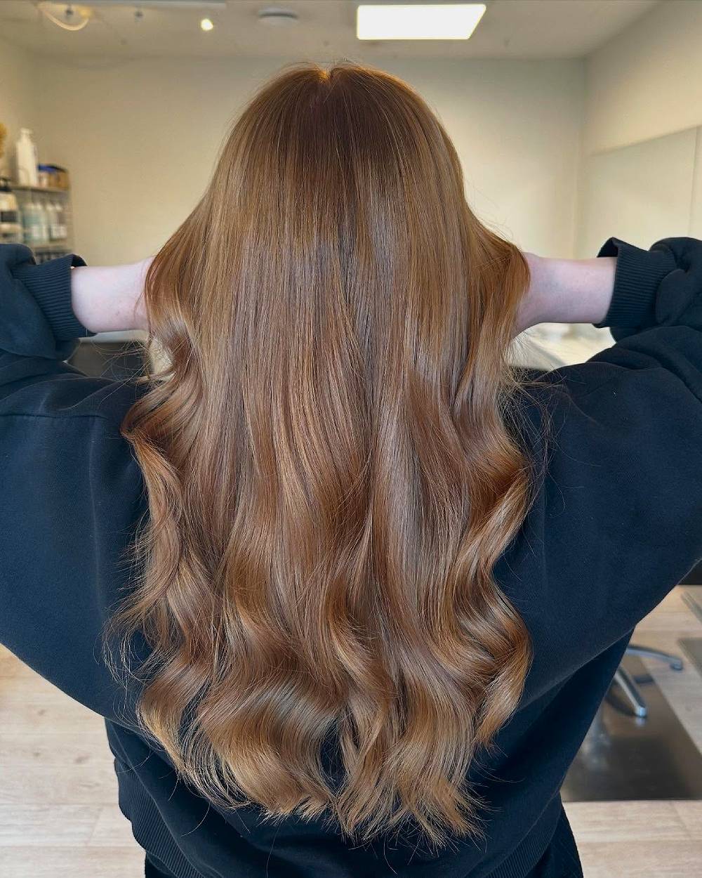 Ondas castañas claras y lujosas con sutil dimensión