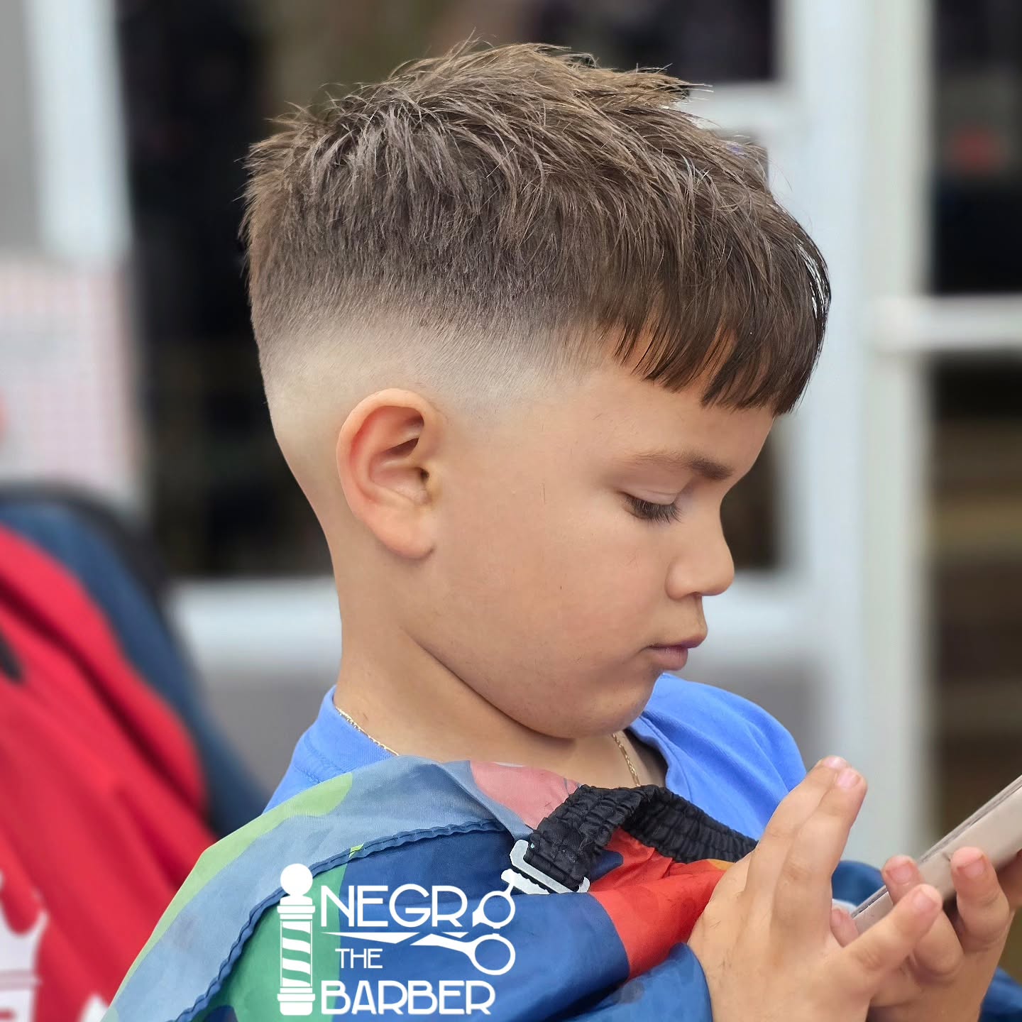 Moderner, strukturierter Kurzhaarschnitt mit ausrasierten Seiten