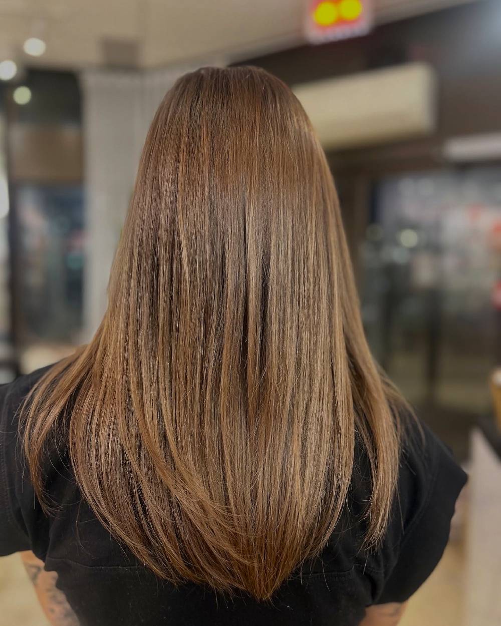 Capas largas y pulidas de color castaño claro con sutil dimensión