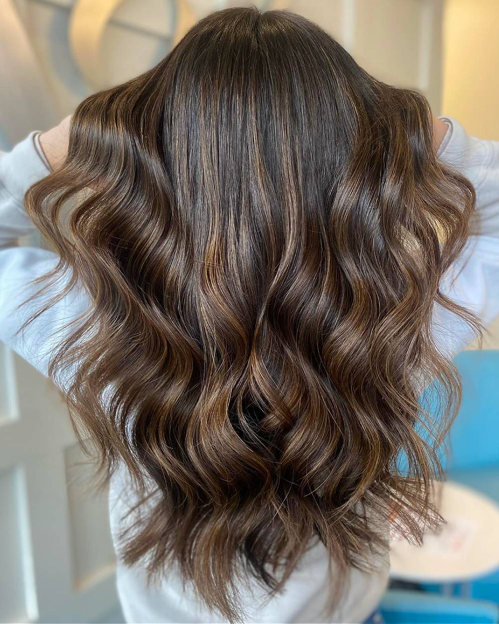 Ondas castañas radiantes color latte con sutiles reflejos