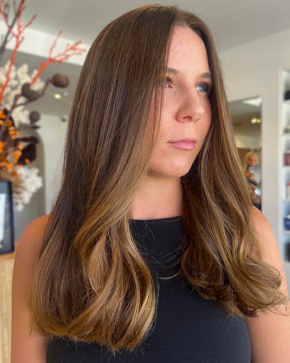 Morena radiante color latte con ondas suaves y sutiles