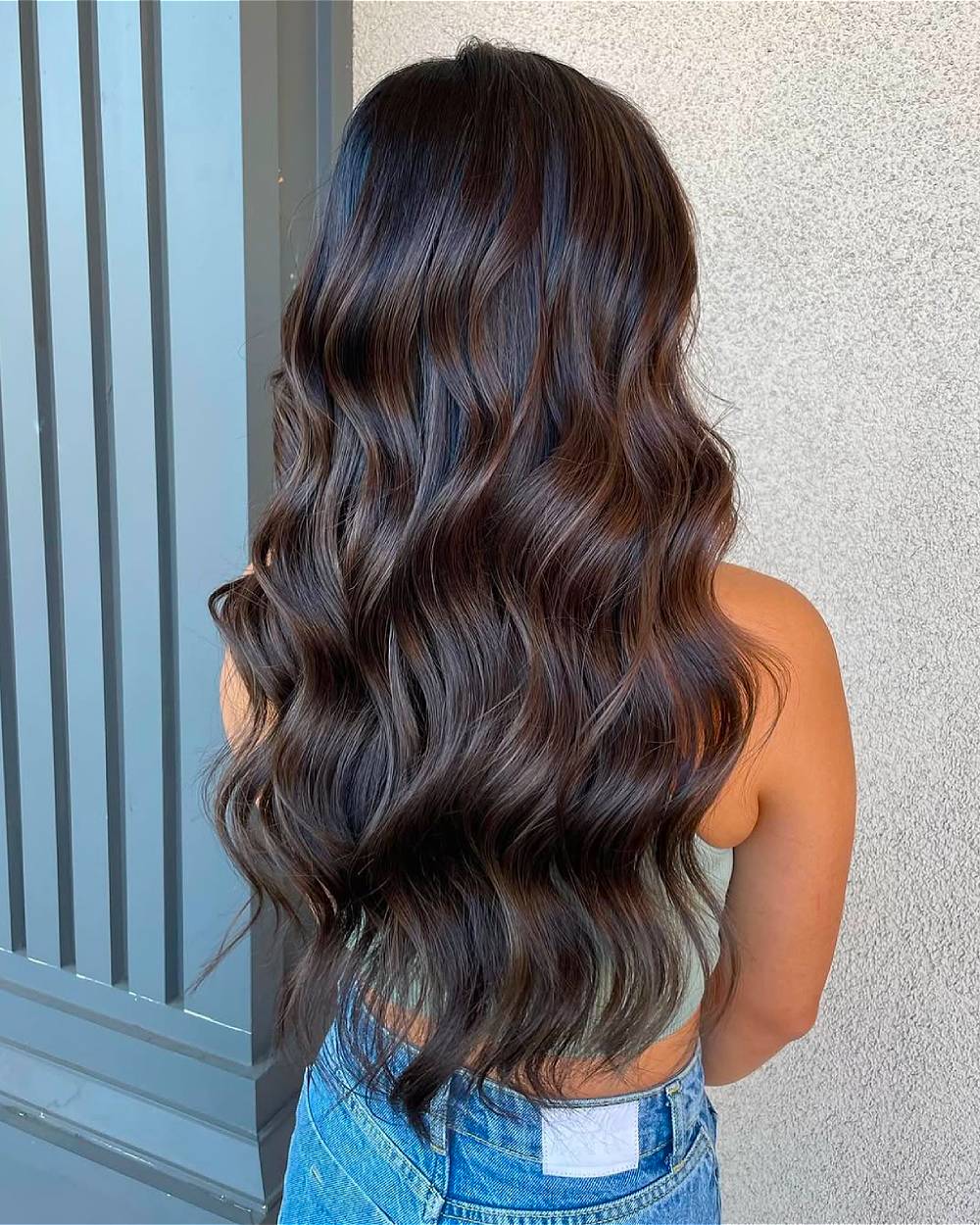 Ondas castañas intensas con sutil dimensión