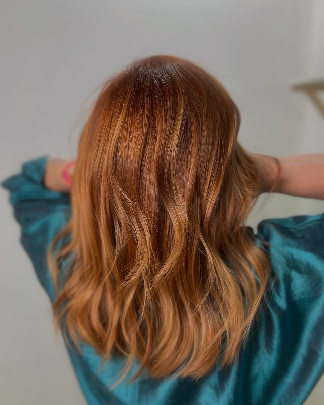 Rich Seamless Auburn Gradient with Gentle Waves