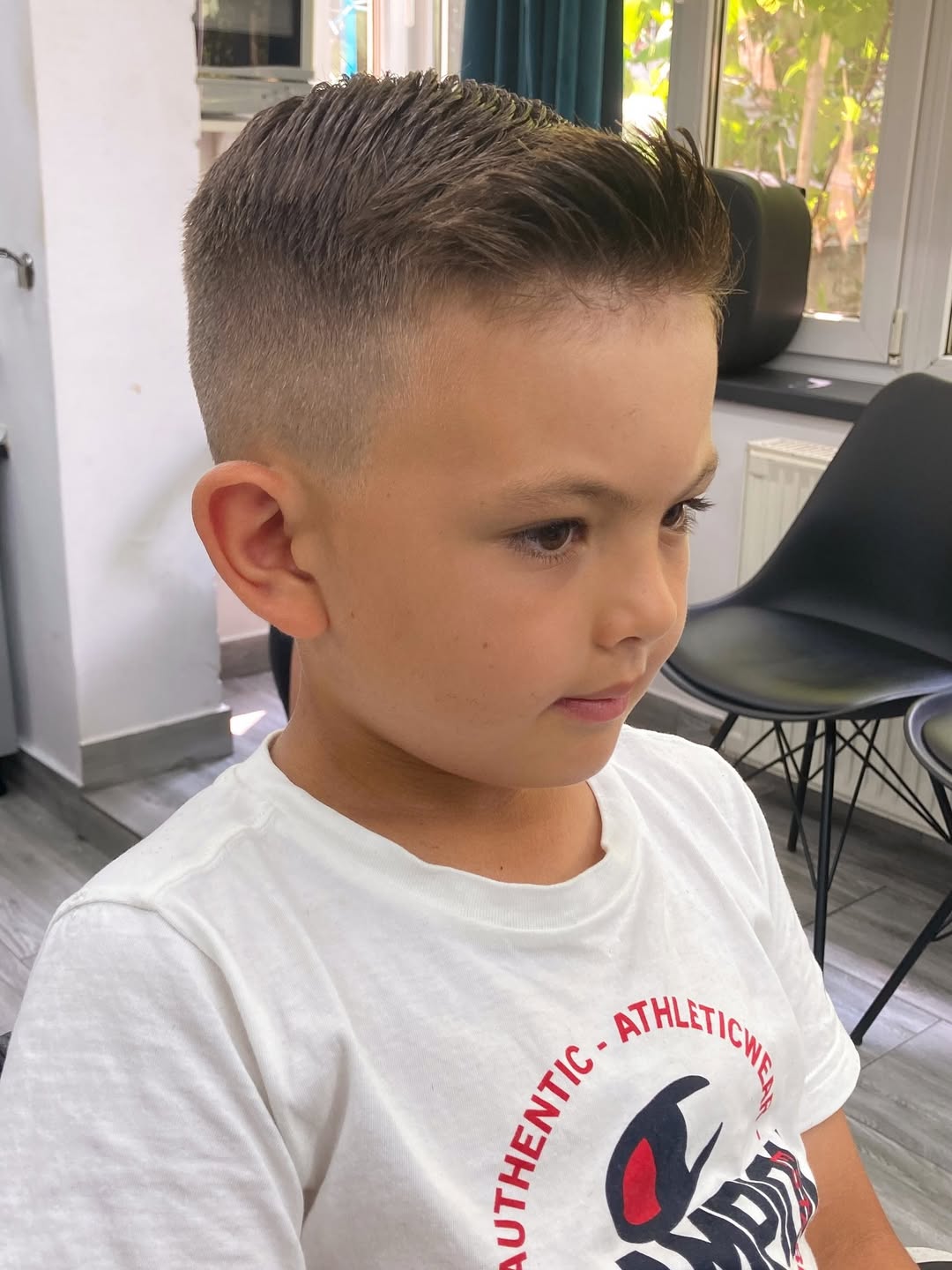 Scharf auslaufender Übergang mit strukturierter Oberseite