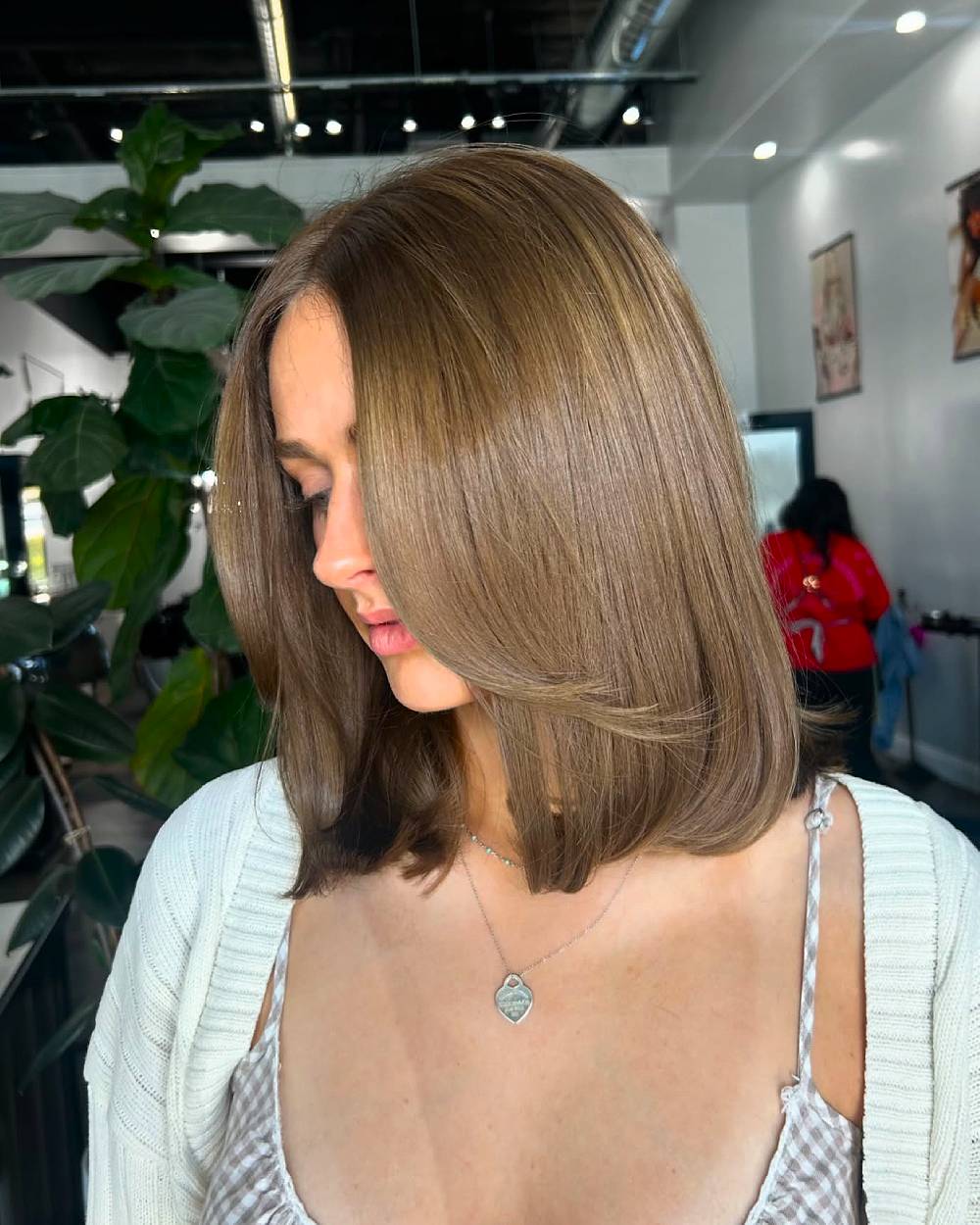 Corte recto y elegante en castaño claro con brillo sutil