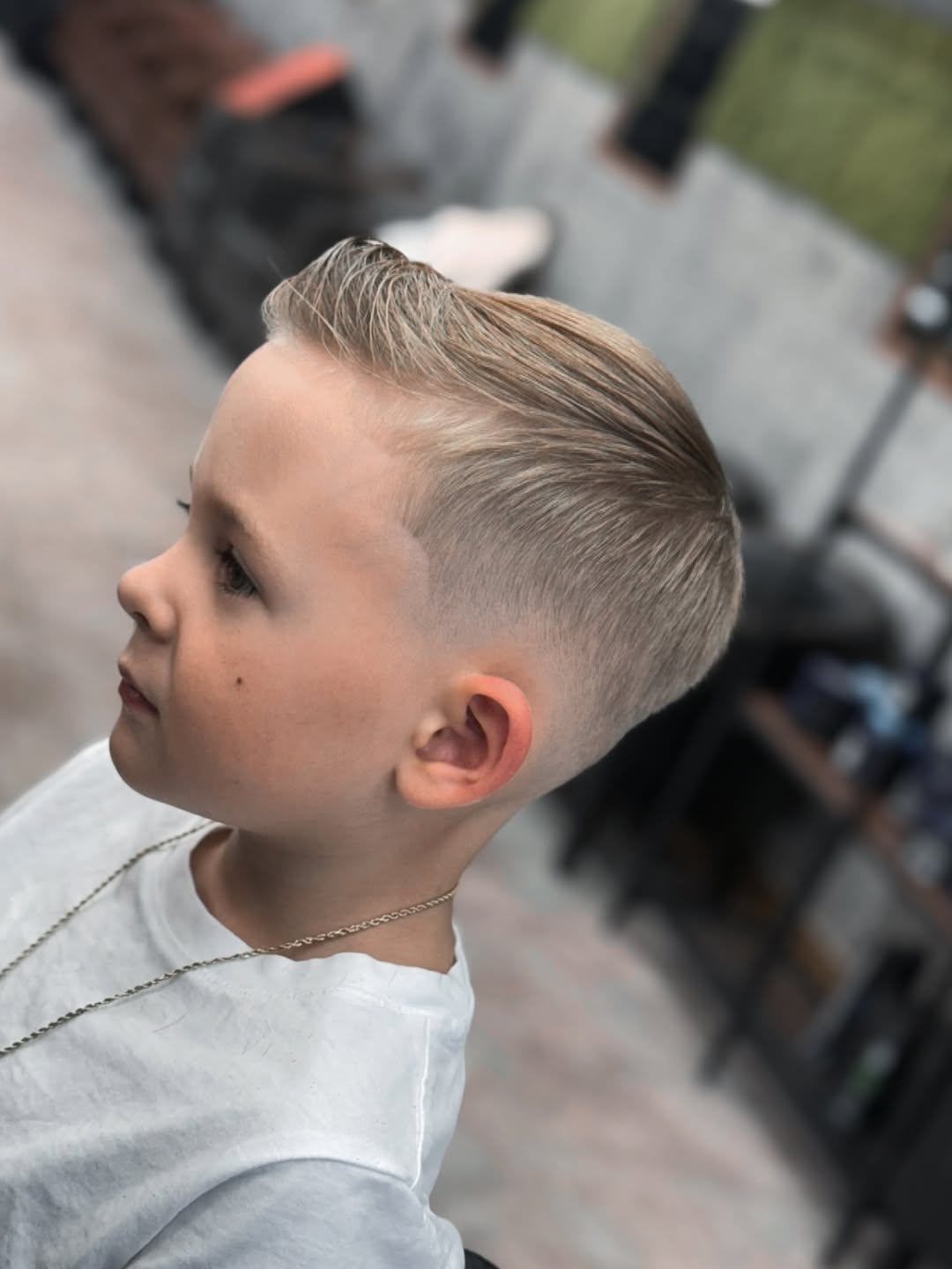 Eleganter, platinblonder, seitlich gescheitelter Undercut für Jungen