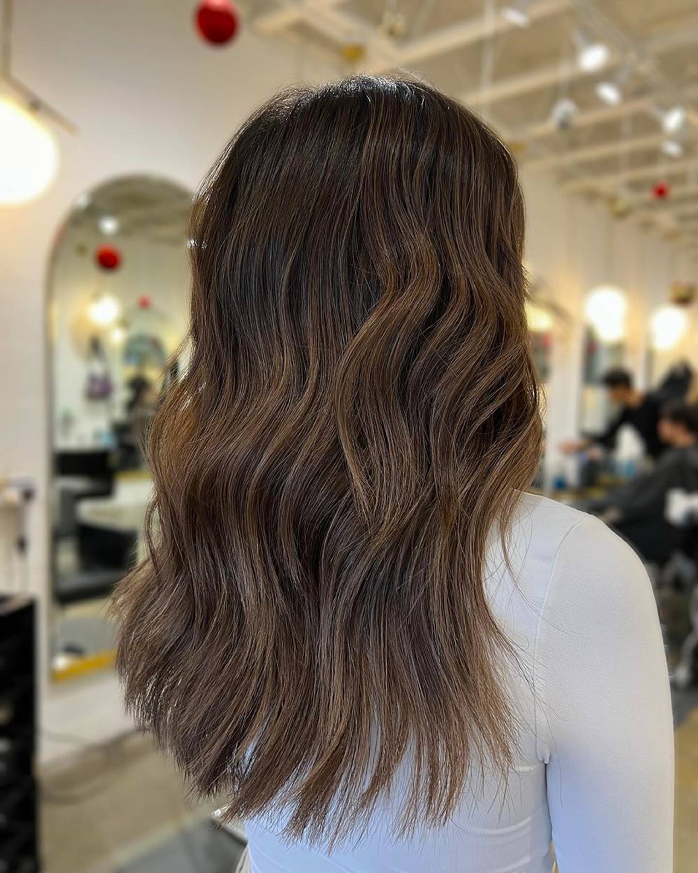 Morena de textura suave color café con leche y ondas sueltas