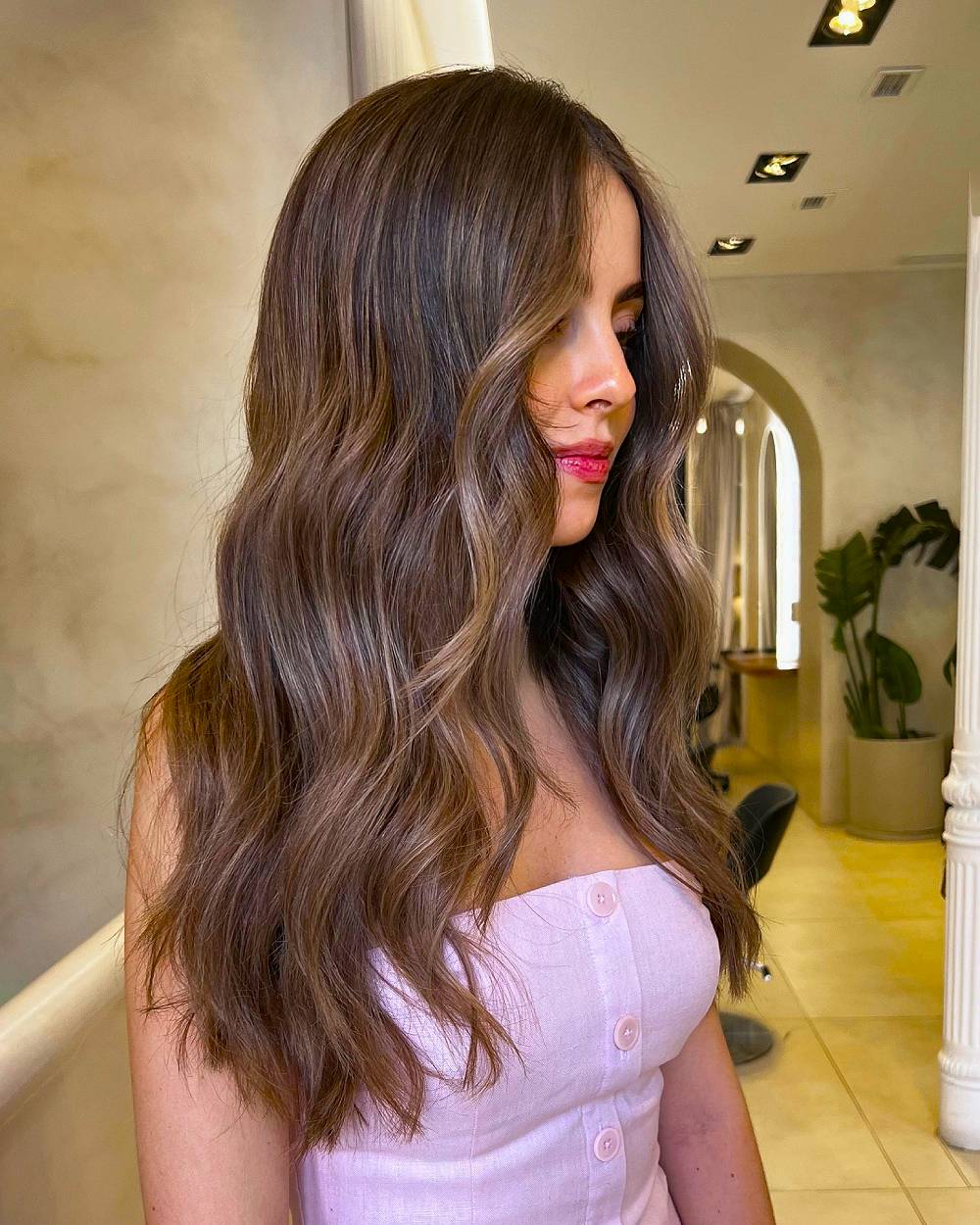 Castaño latte con suaves capas y ondas luminosas