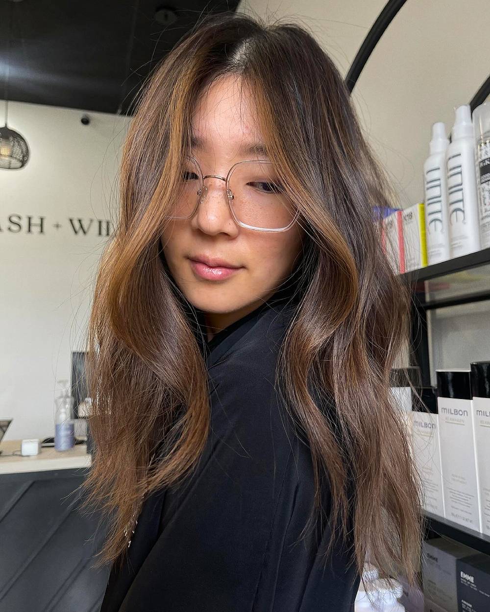 Morena color café con leche con suaves capas y ondas naturales