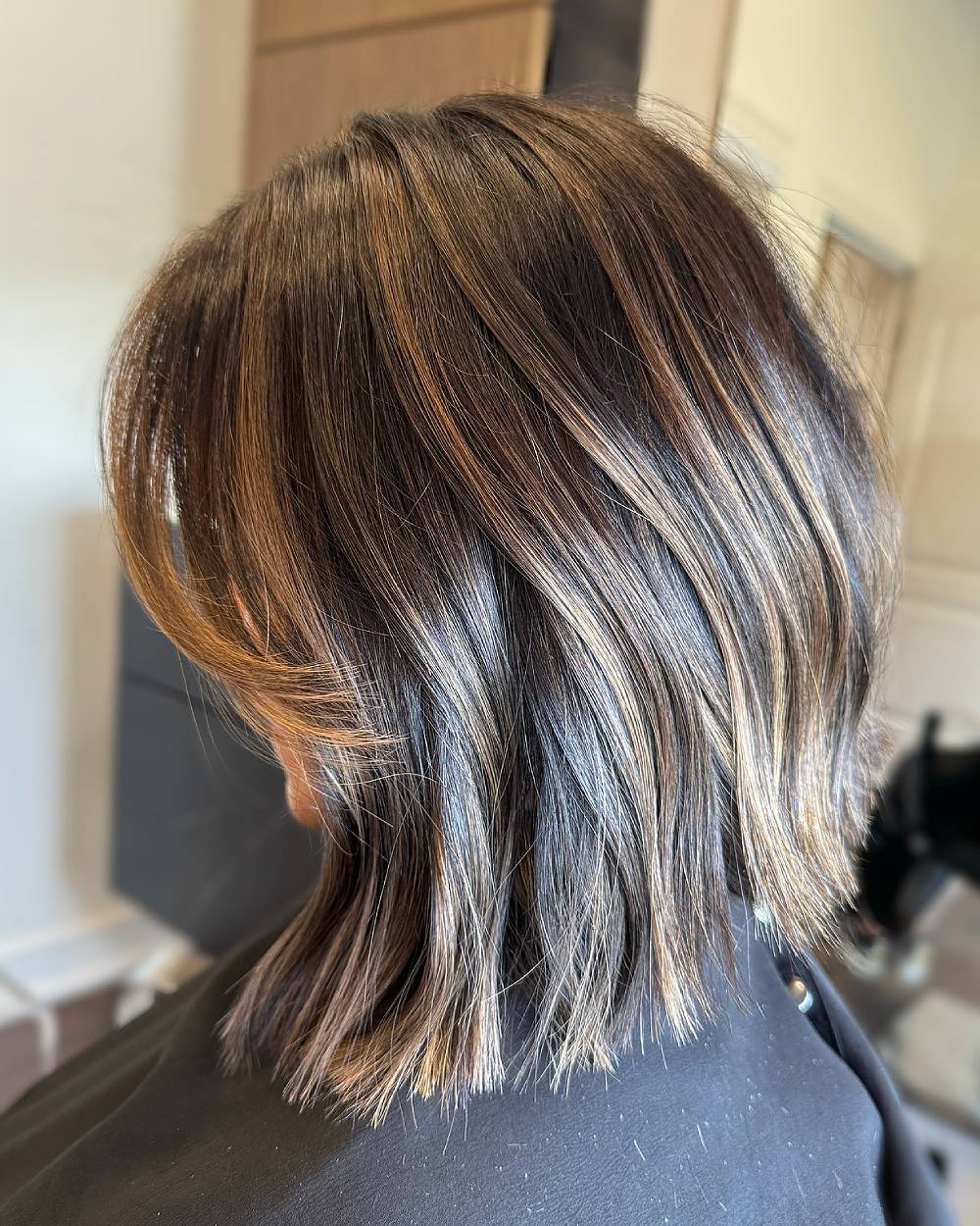 Bob castaño latte de textura suave con sutiles reflejos
