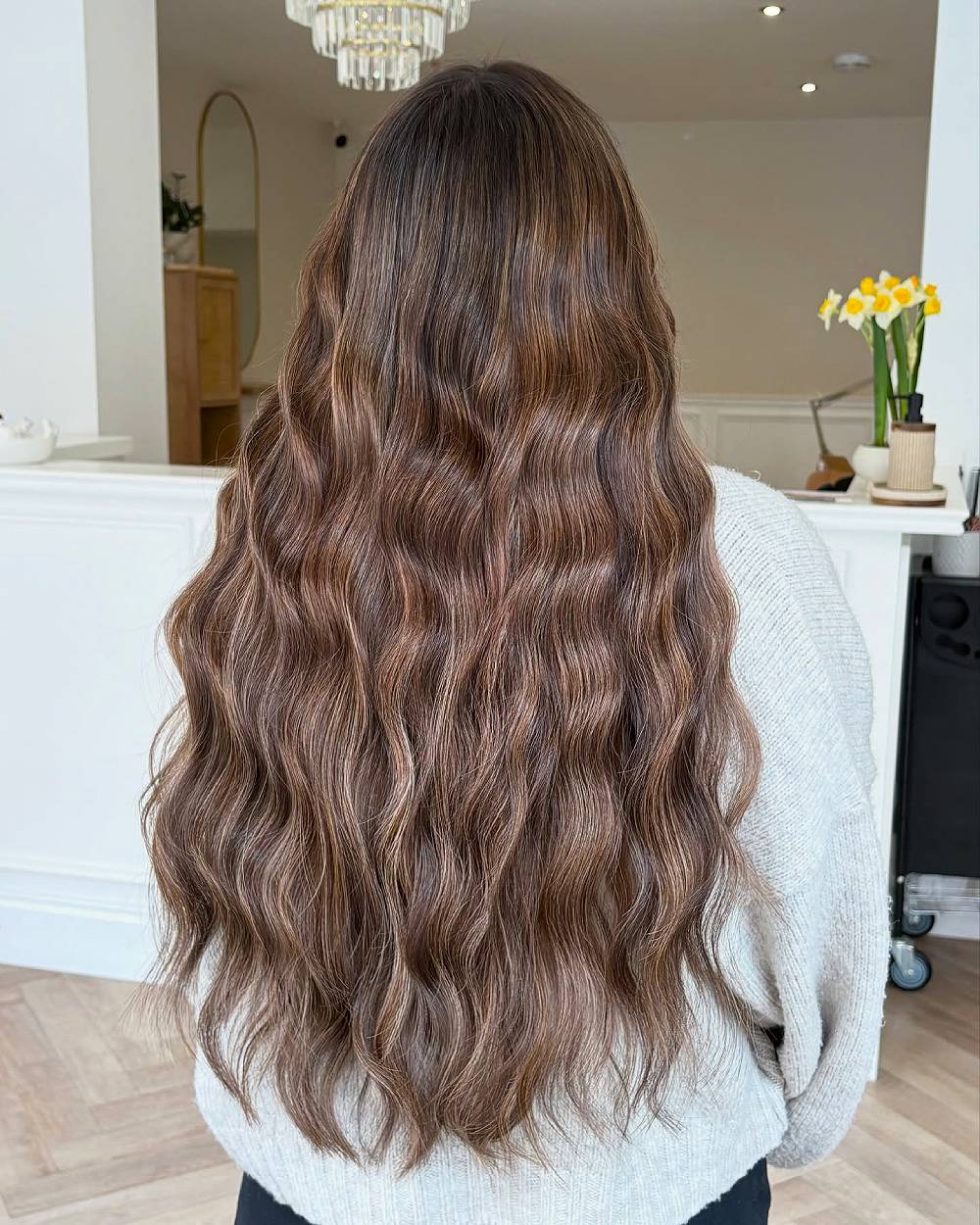 Ondas texturizadas color latte castaño con dimensión sutil