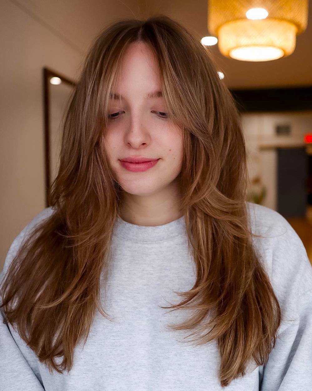 Capas texturizadas de castaño claro con flequillo ligero
