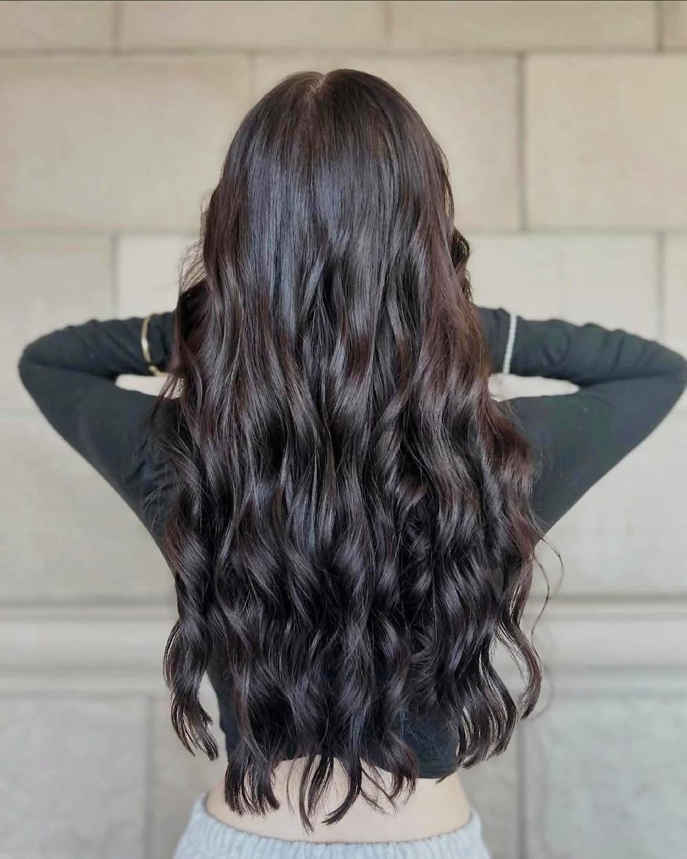 Ondas largas y texturizadas de cabello castaño con gran profundidad