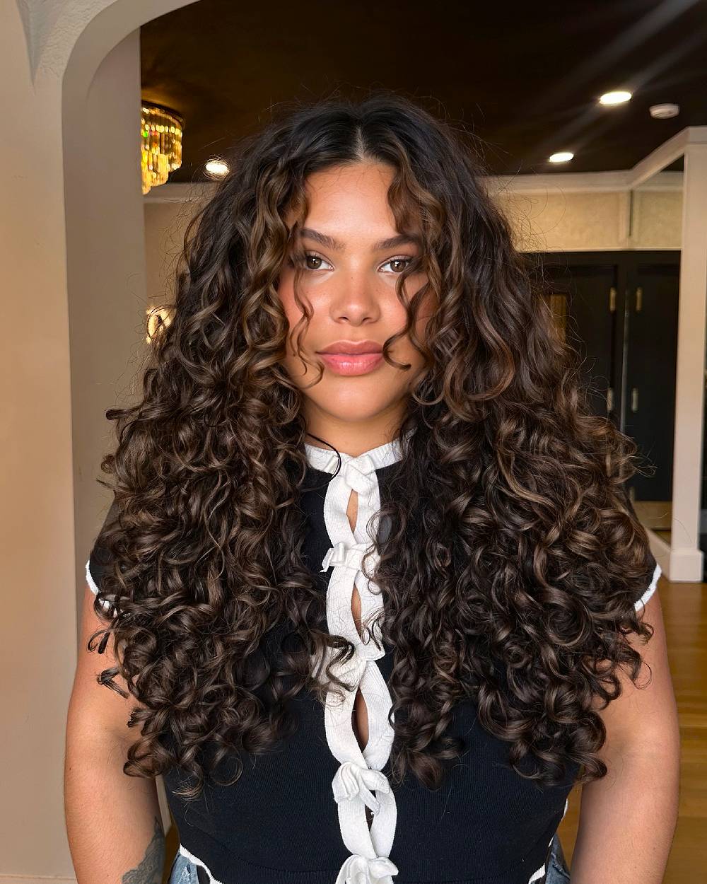 Voluminous Layered Curls with Warm Highlights