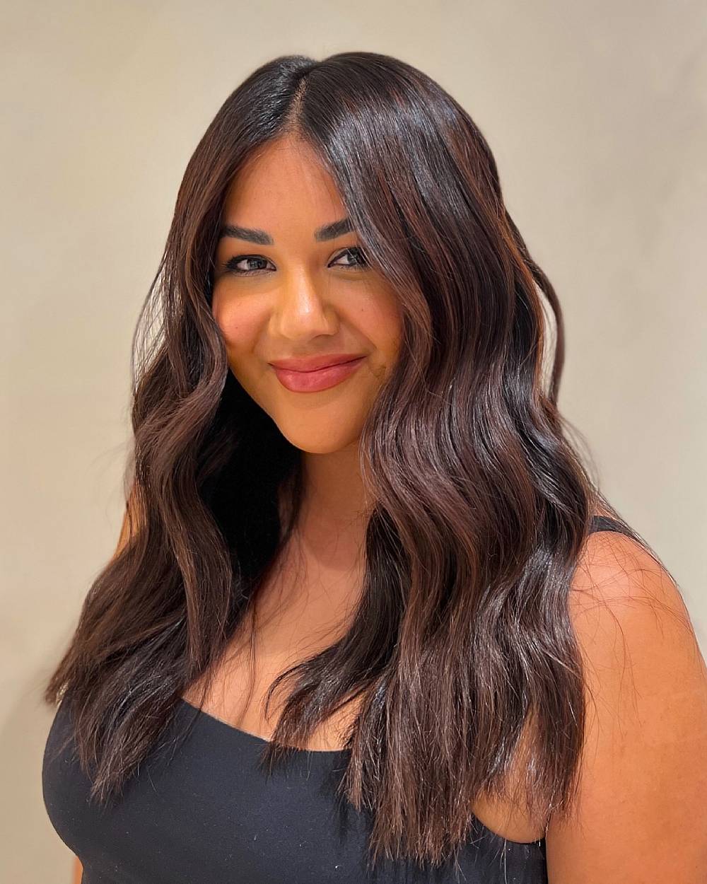 Ondas playeras castañas cálidas con textura suave