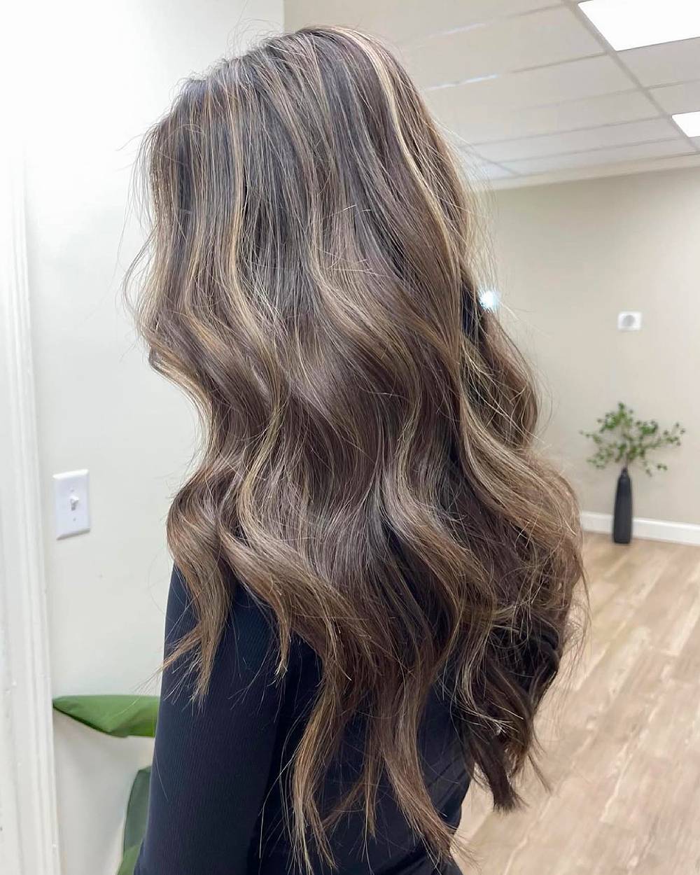 Ondas castañas cálidas con sutil dimensión