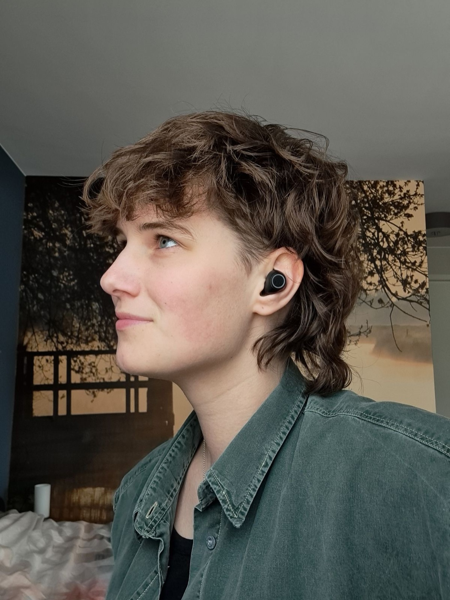 Chic Feathered Brunette Bob with Natural Waves