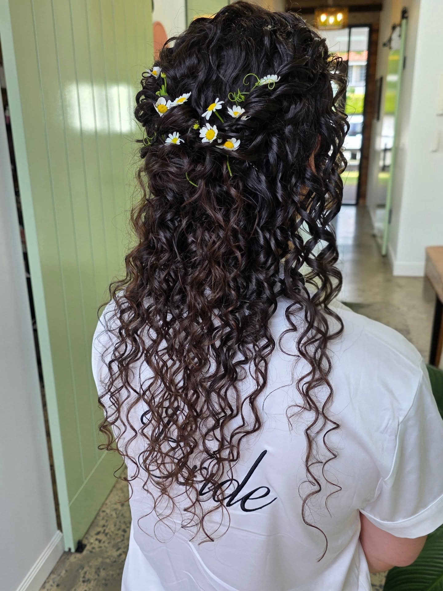 Charming Daisy-Embellished Curly Half-Up Style