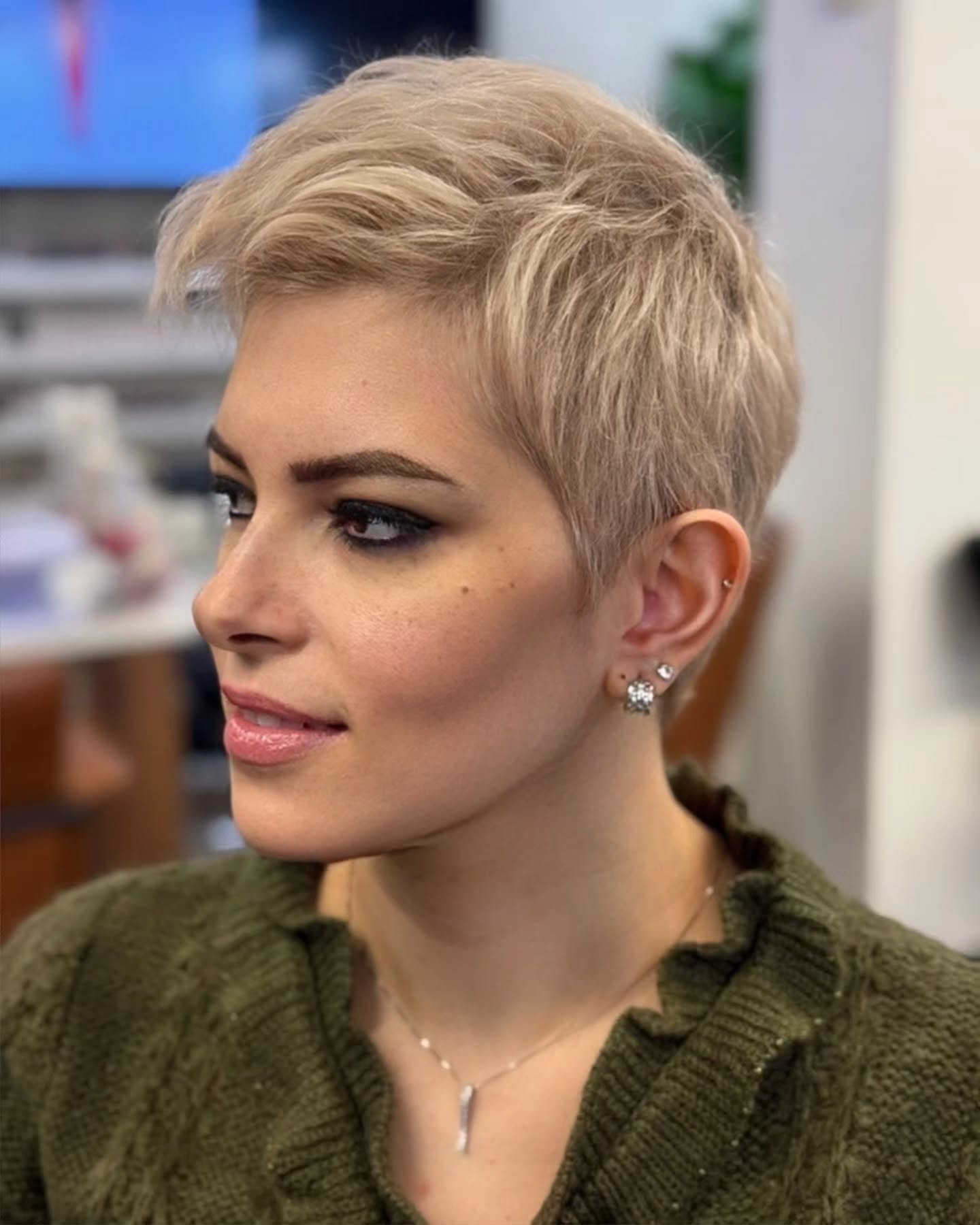 Chic Platinum Pixie with Textured Layers