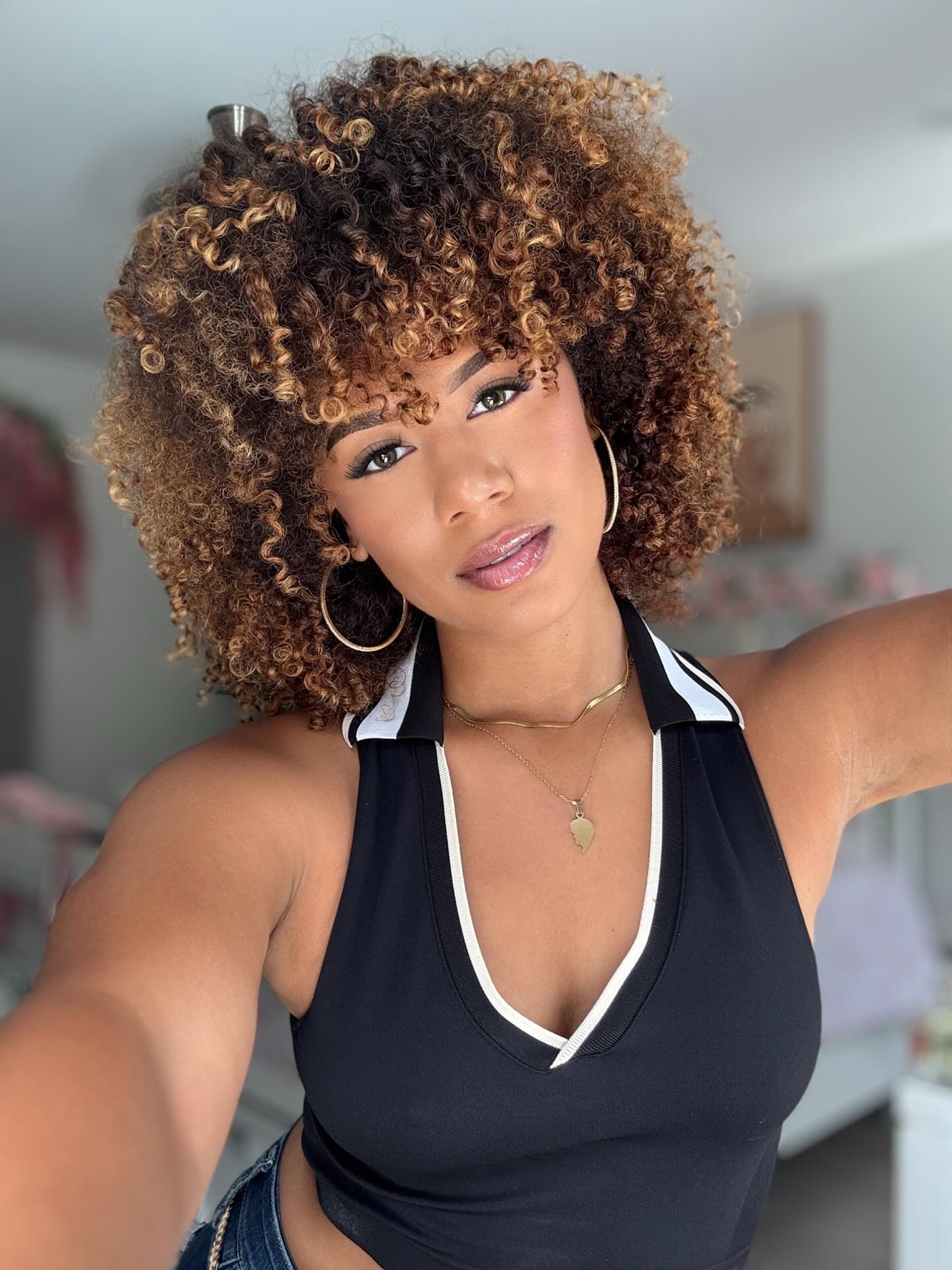 Dynamic Golden Blonde Highlights on Voluminous Curls