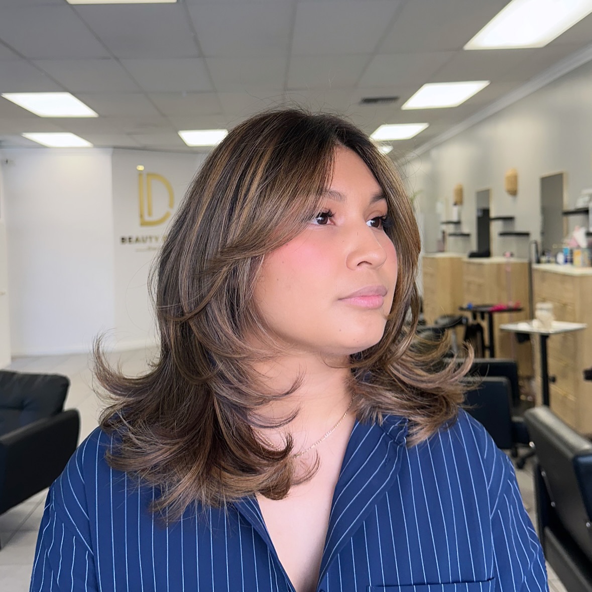 Soft Chestnut Waves with Face-Framing Highlights
