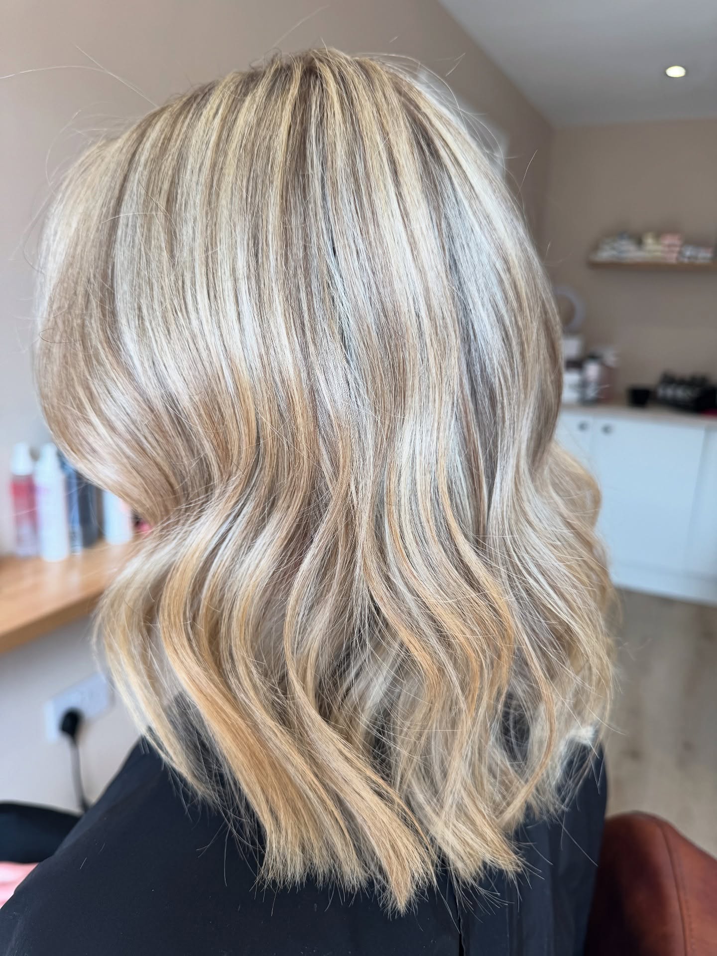 Soft Dimensional Blonde Waves with Shadow Root