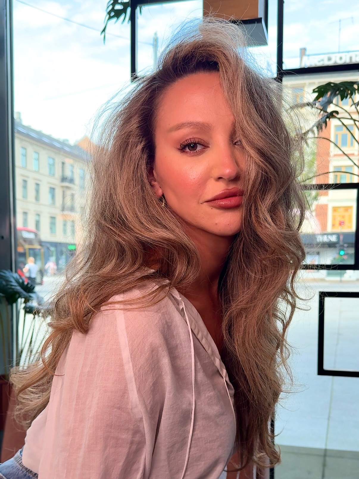 Subtle Ash-Blonde Textured Waves