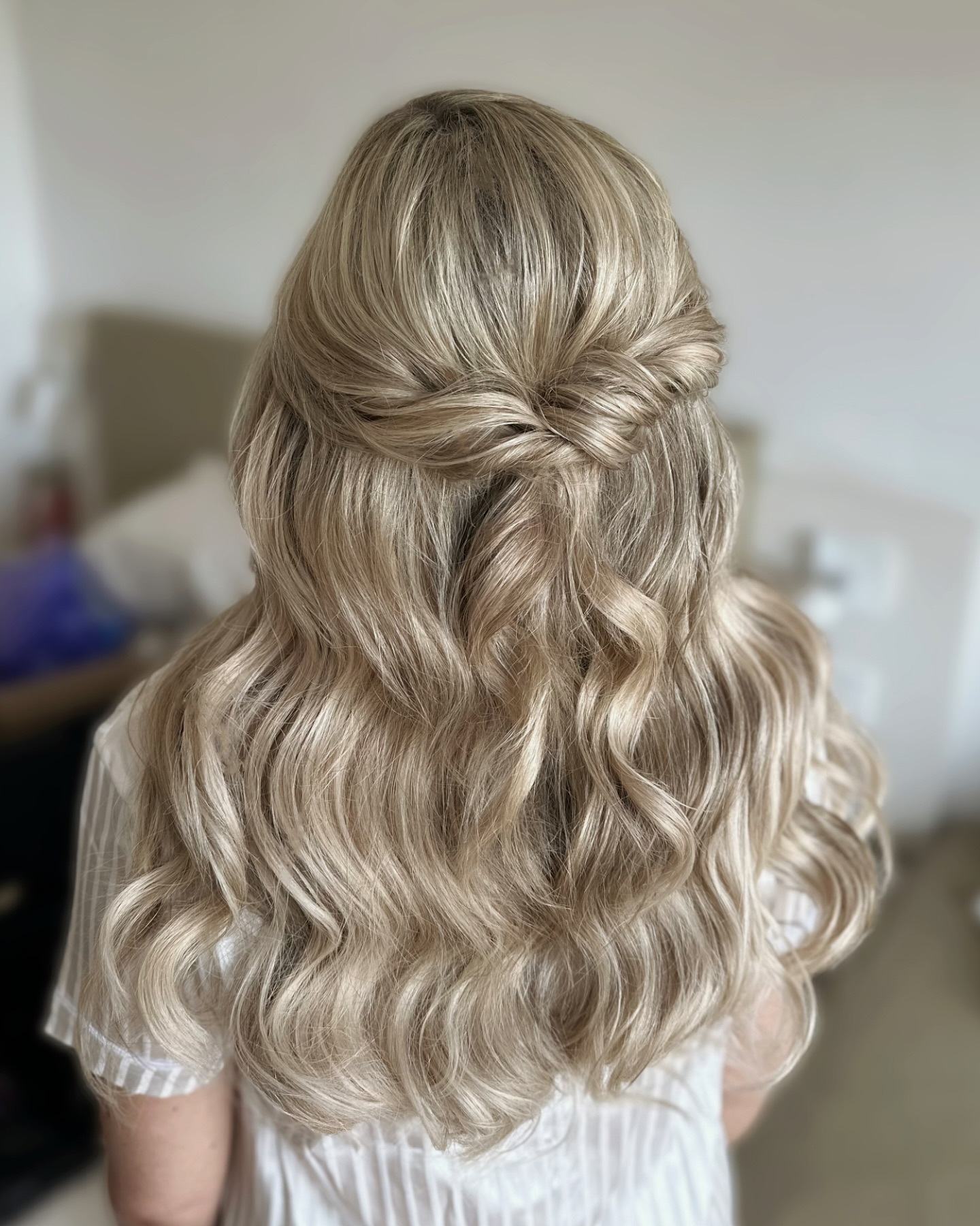 Voluminous Soft Waves with Twisted Half-Up Knot