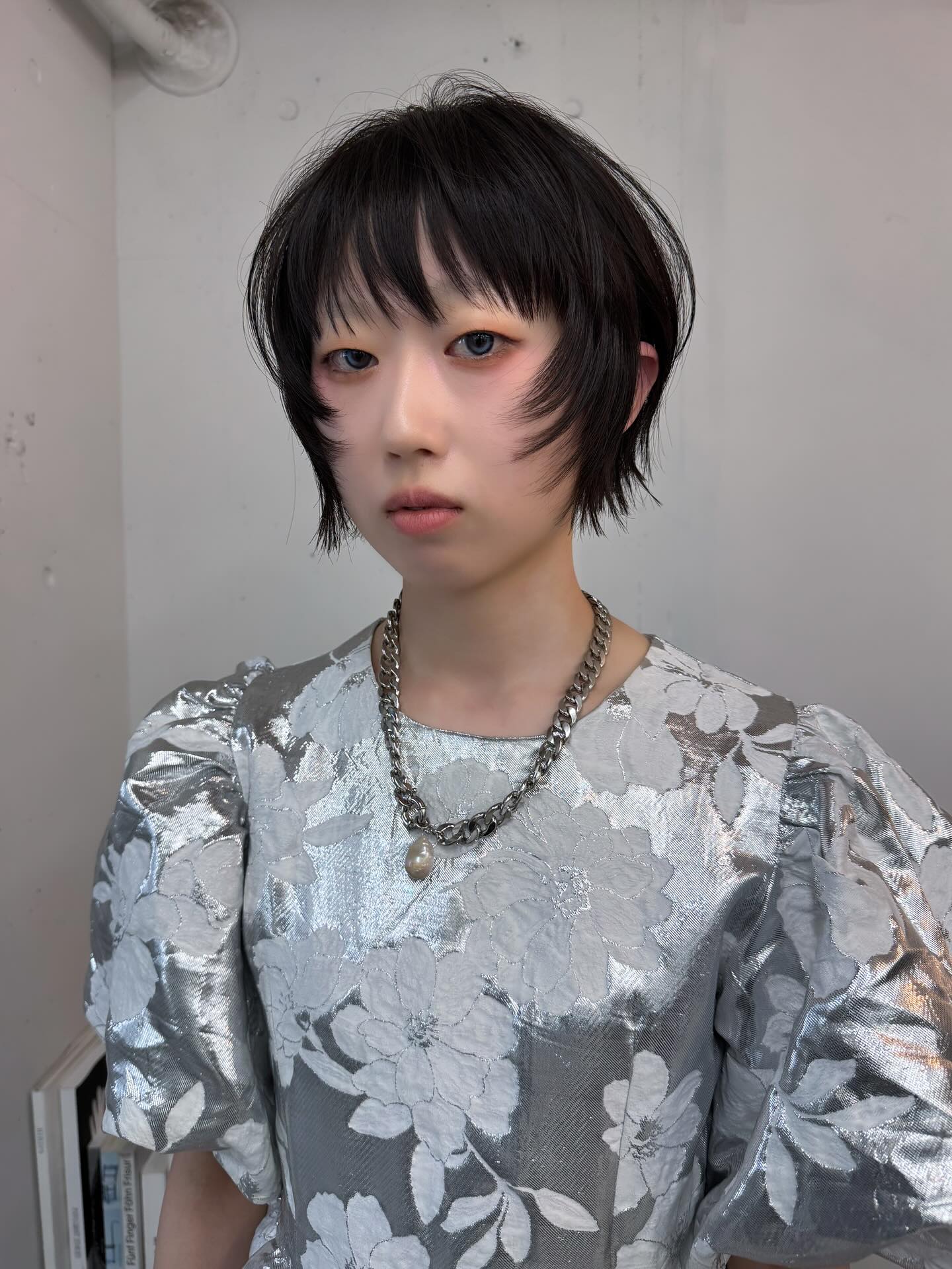 Chic Feathered Fringe with Wispy Elegance