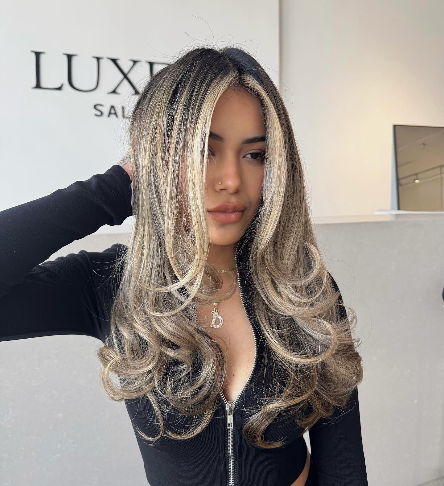 Effortless Contrasting Face-Framing Blonde