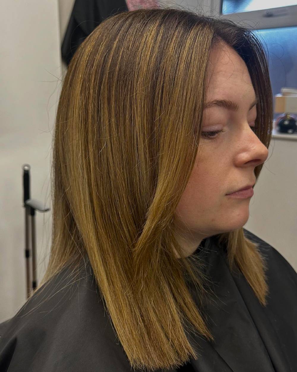 Chic Long Straight Hair with Caramel Balayage Highlights