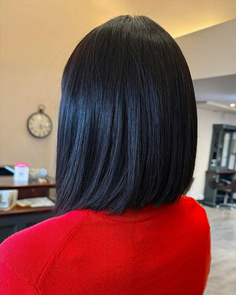 Sleek Straight Shoulder-Length Cut with Subtle Gradation