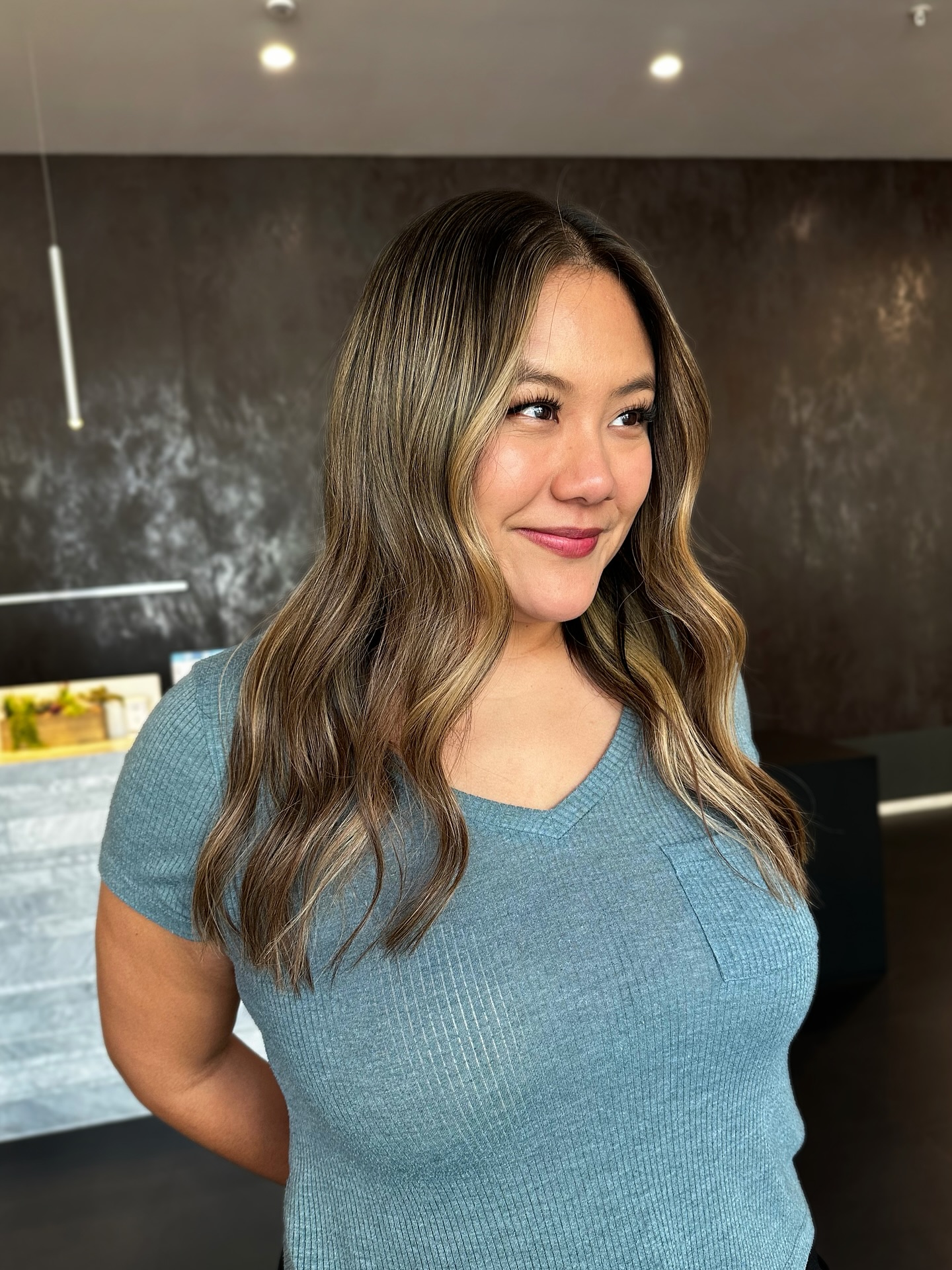 Soft Caramel Highlights on Mid-Length Waves