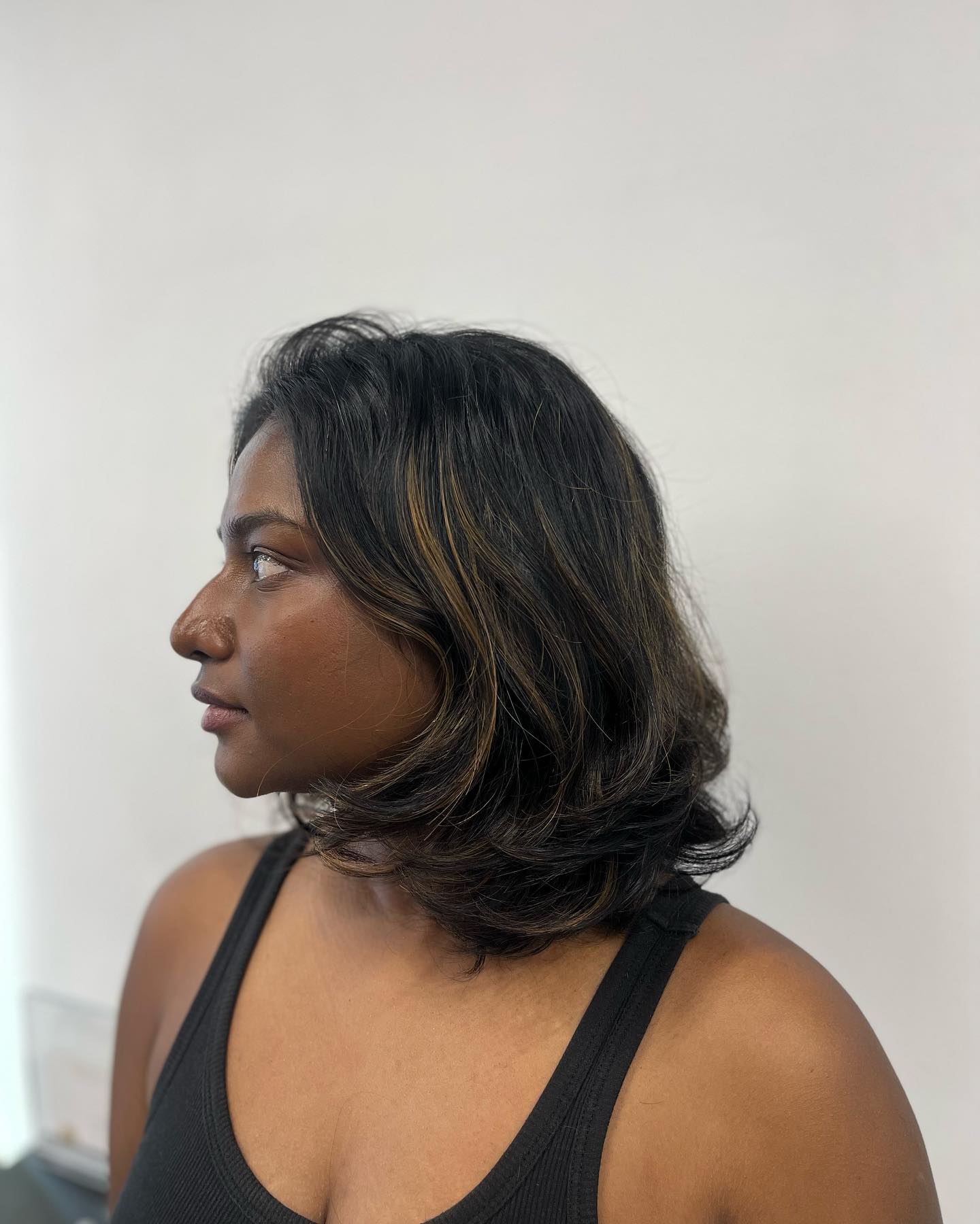 Dynamic Chestnut Waves with Subtle Highlights