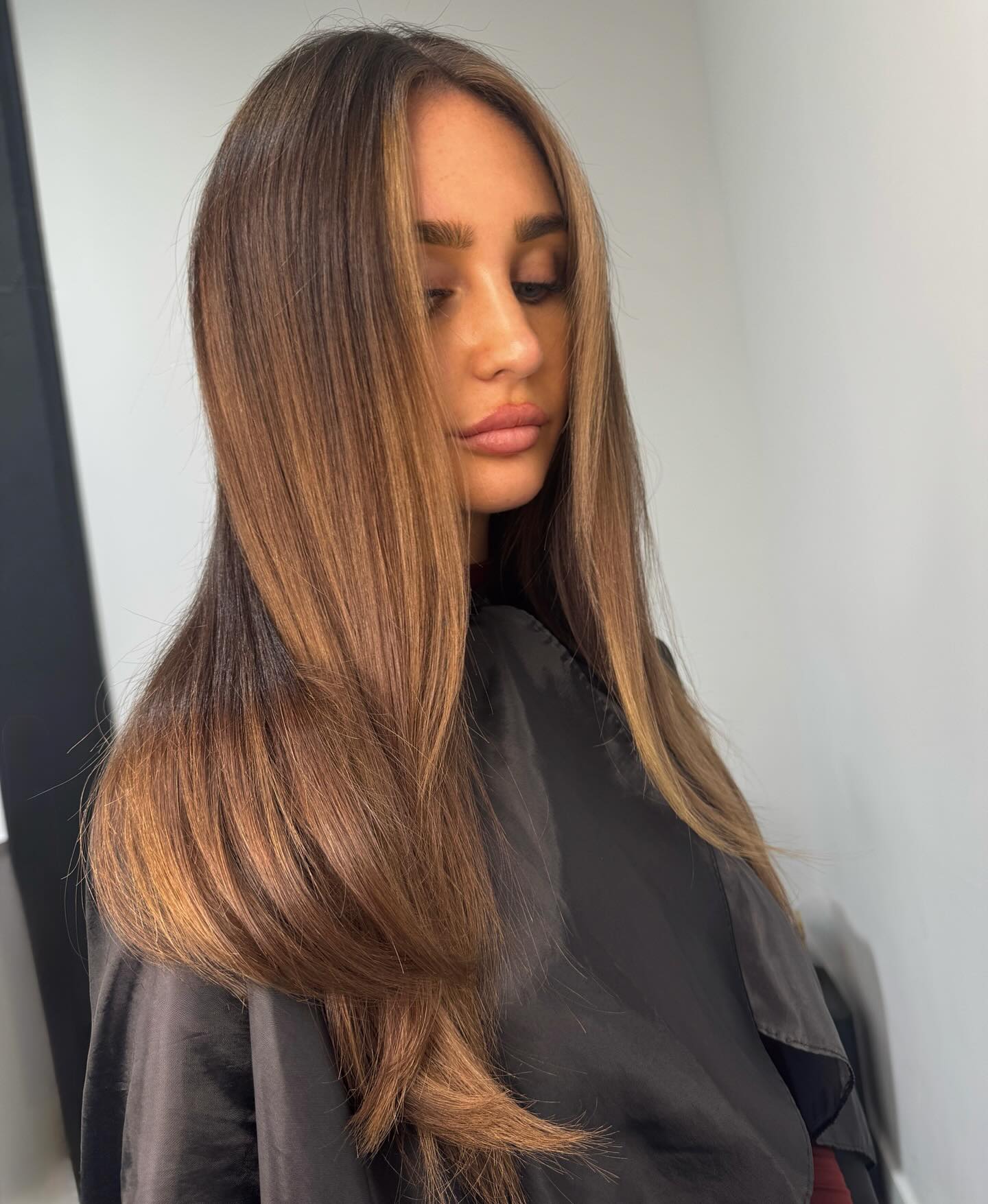 Sleek Mid-Length Brunette with Subtle Highlights