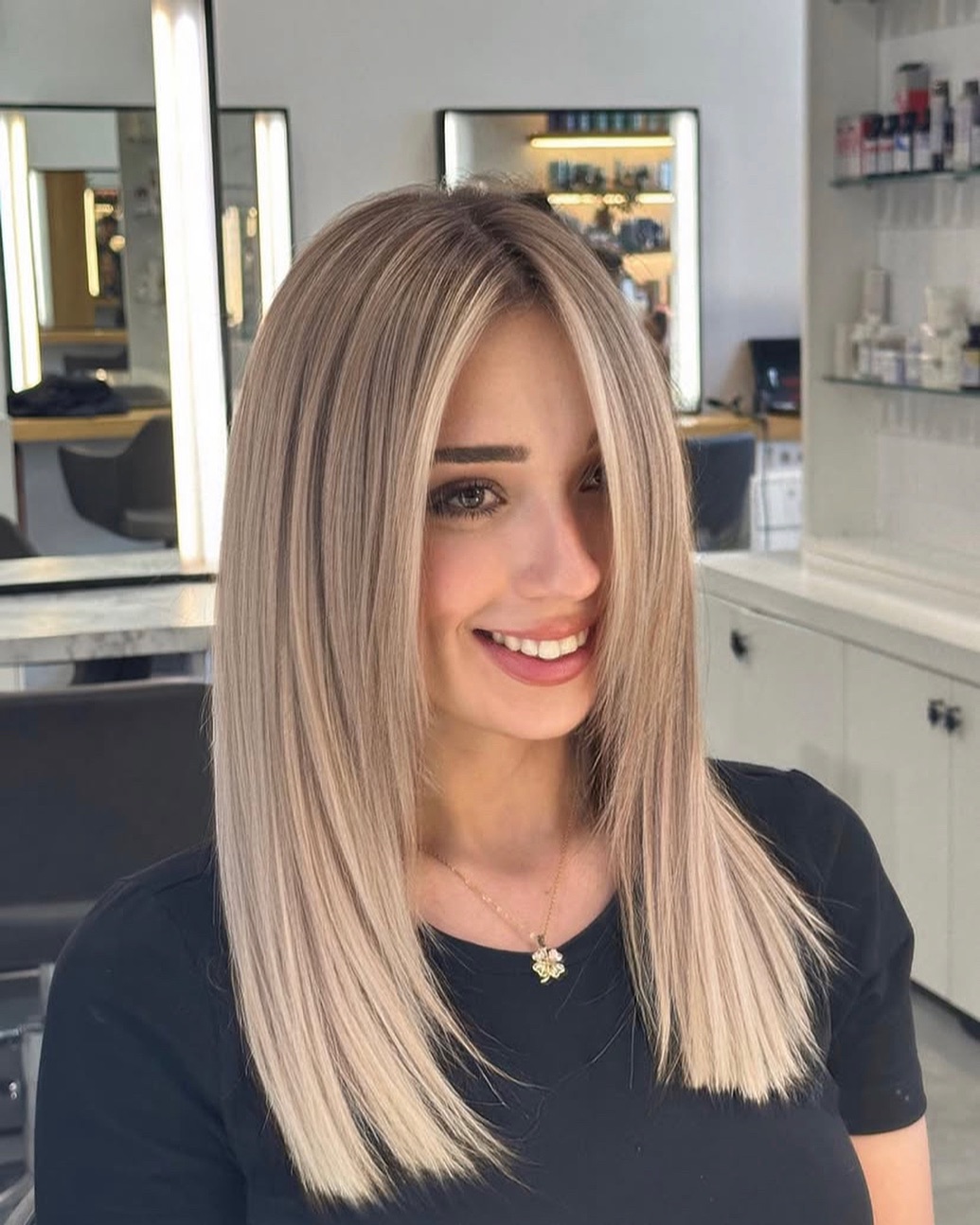 Chic Sleek Blonde Straight Cut with Natural Gradience