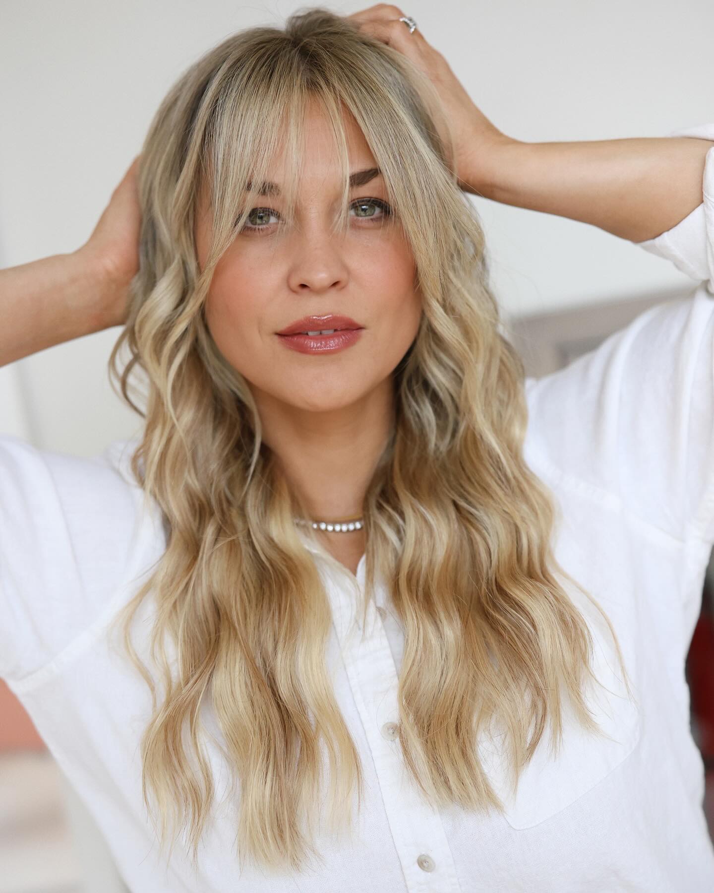 Effortless-Sandy-Blonde-Waves-with-Delicate-Fringe