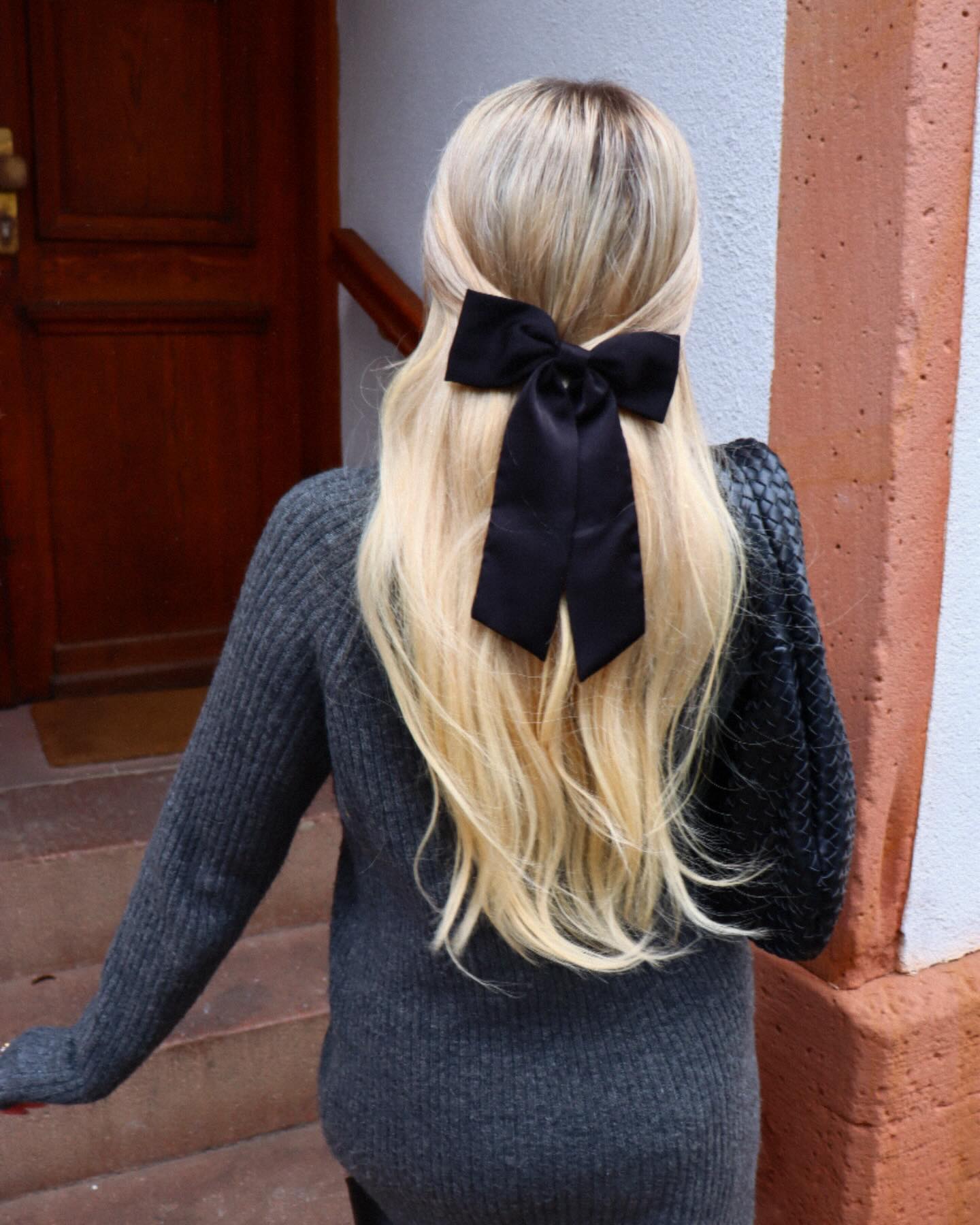 Elegant Blonde Layered Hair with Black Bow Accent