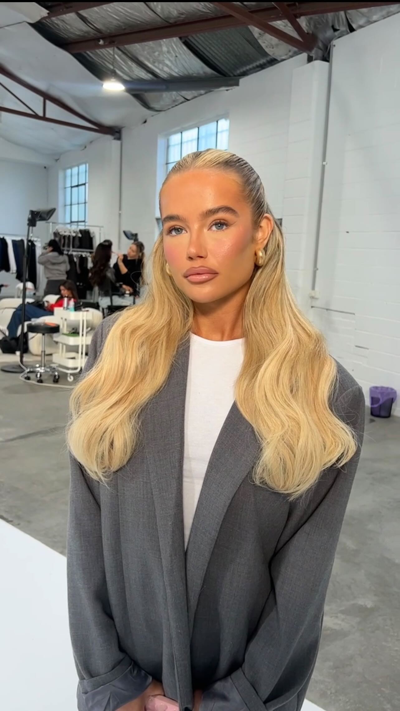 Polished Beige Blonde Waves with Root Fade