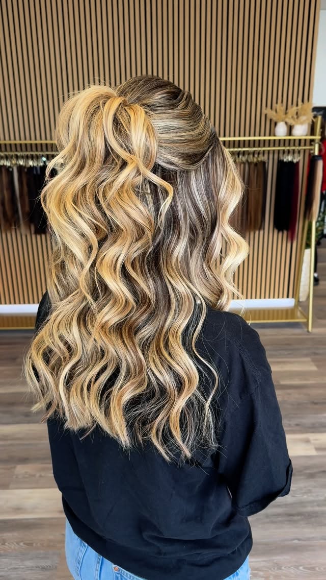 Ribbon-Highlighted Loose Waves