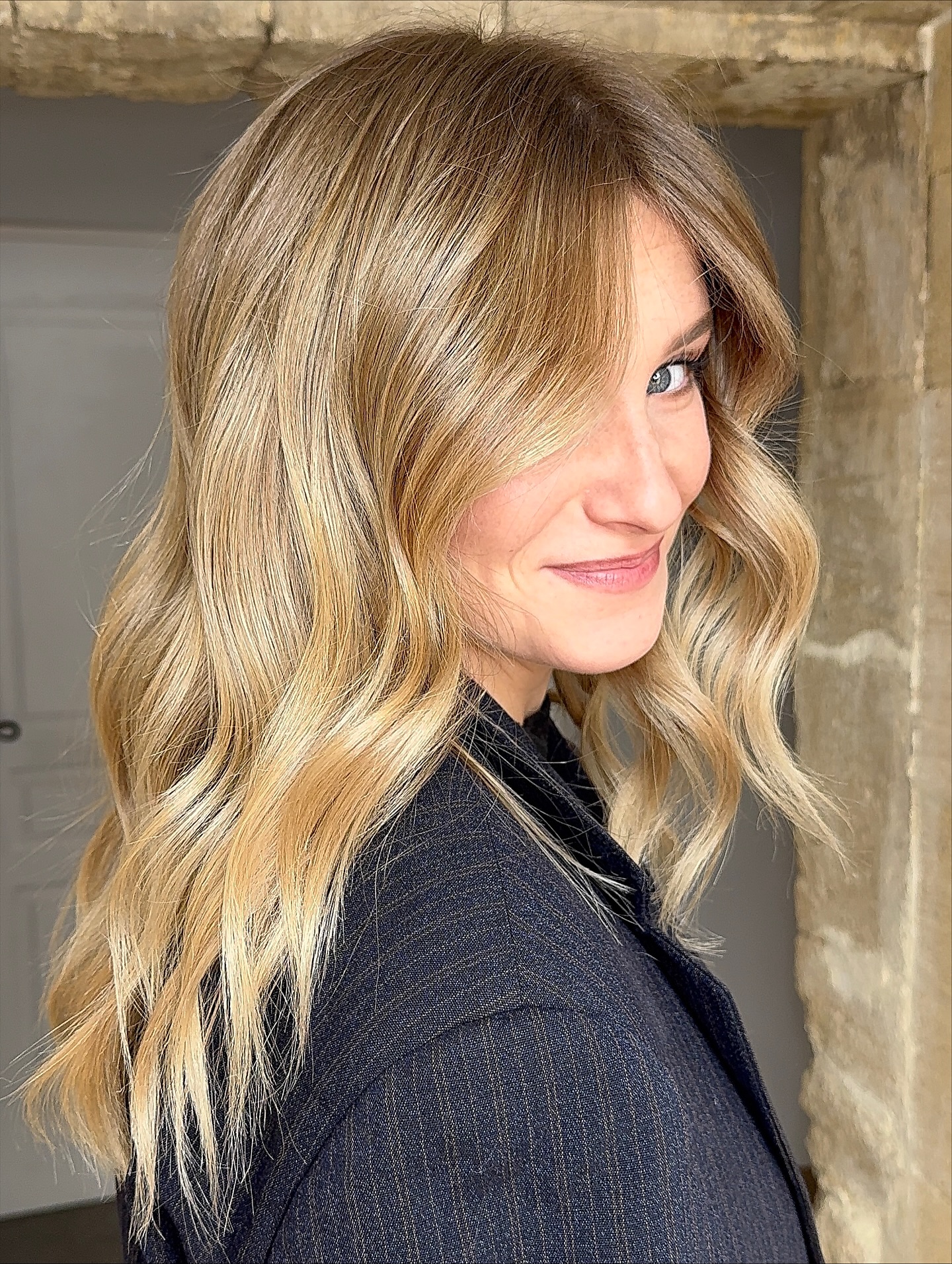 Subtle Blonde Waves with Seamless Layers