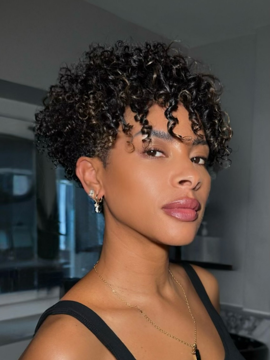 Dynamic Tapered TWA with Golden Highlights