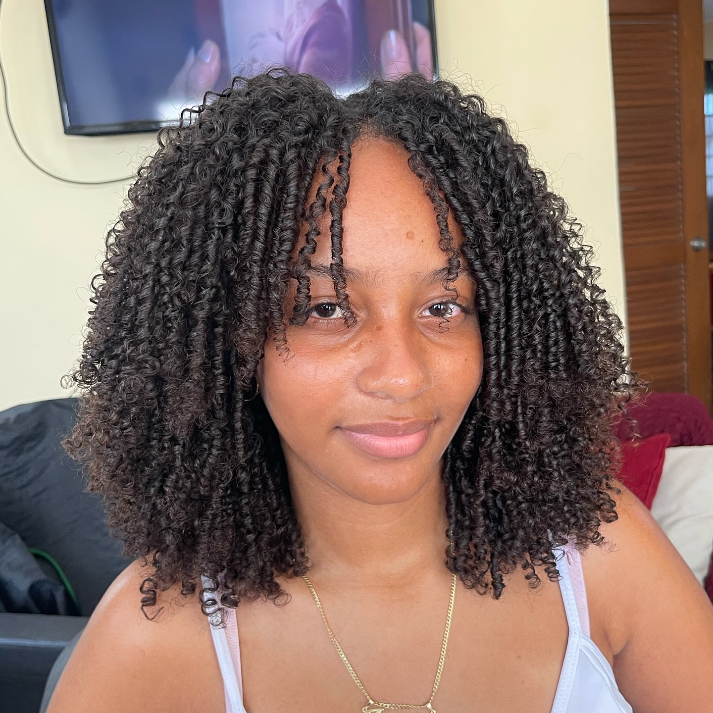 Free-Flowing Kinky Coiled Cut with Face-Framing Spirals