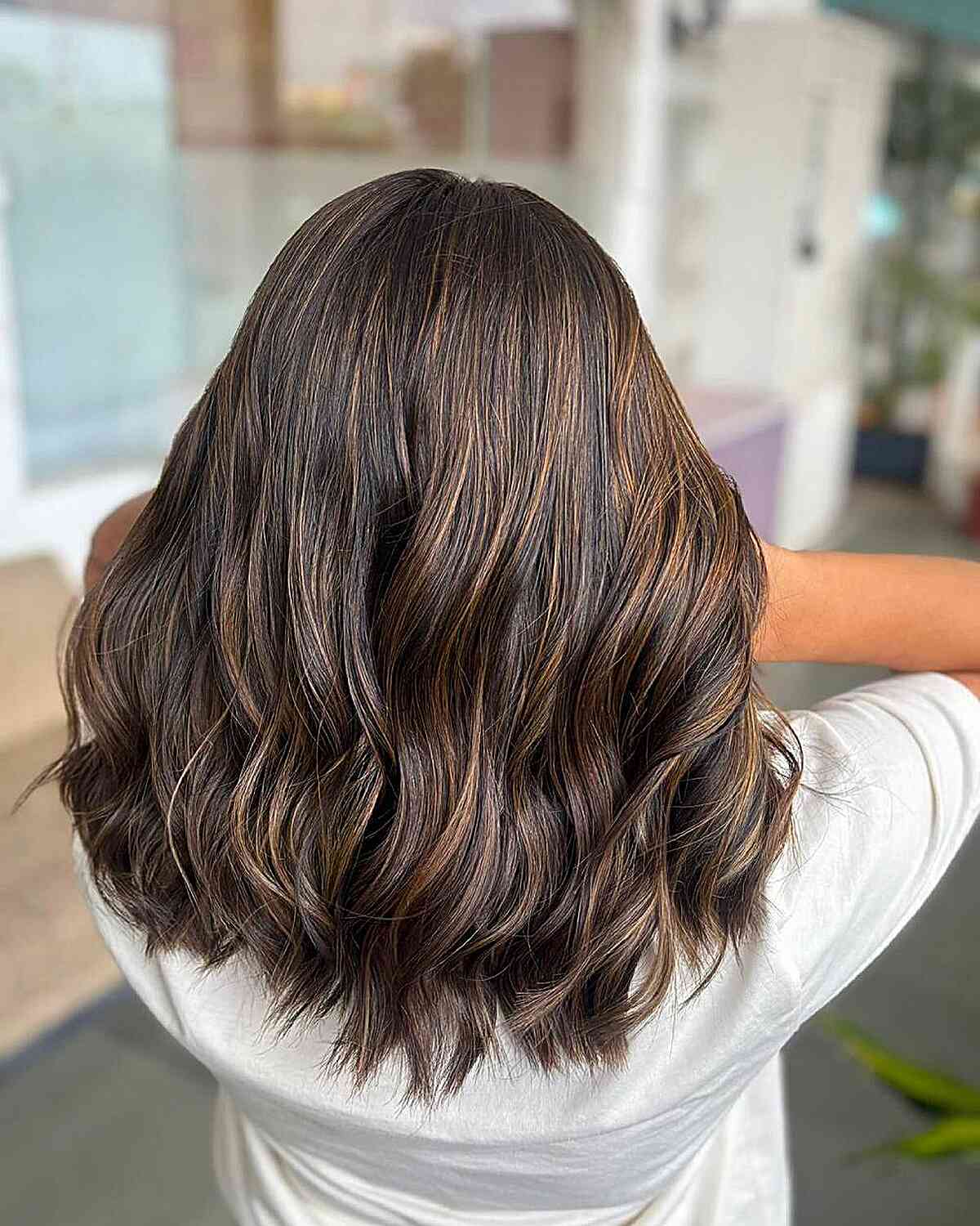 Stylish Medium-Length Waves with Caramel Highlights